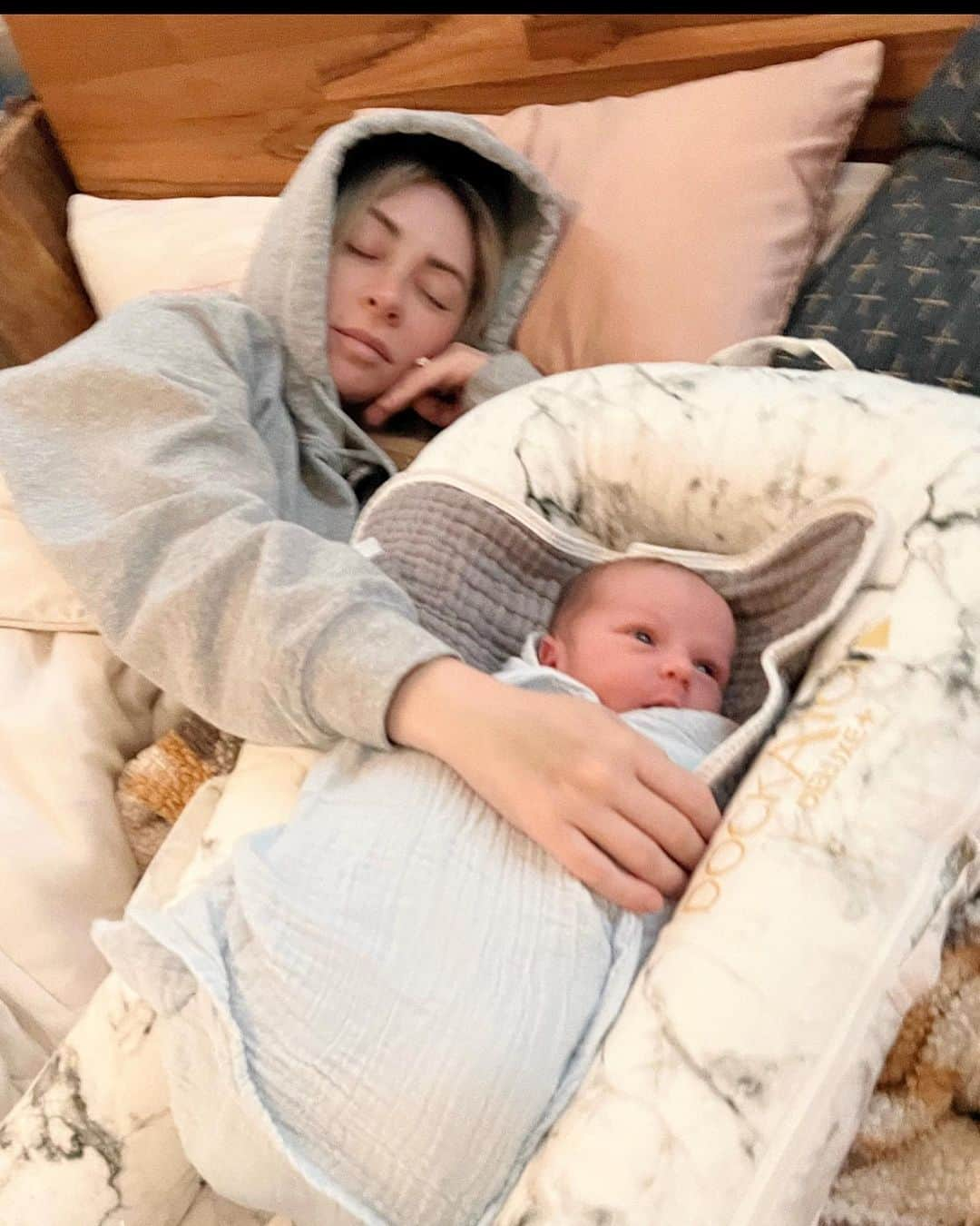 アリソン・ワンダーランドのインスタグラム：「Max. One week since you entered this world. You’re  definitely my kid because the only way to calm you down is to play innerbloom by Rufus. Welcome to earth lil one. We love you」