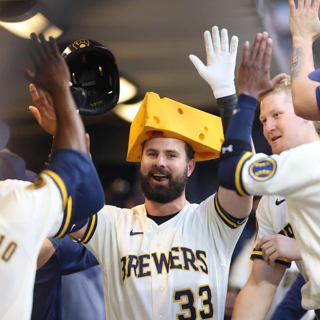 ミルウォーキー・ブルワーズのインスタグラム：「Wink’s first cheese!   #ThisIsMyCrew」