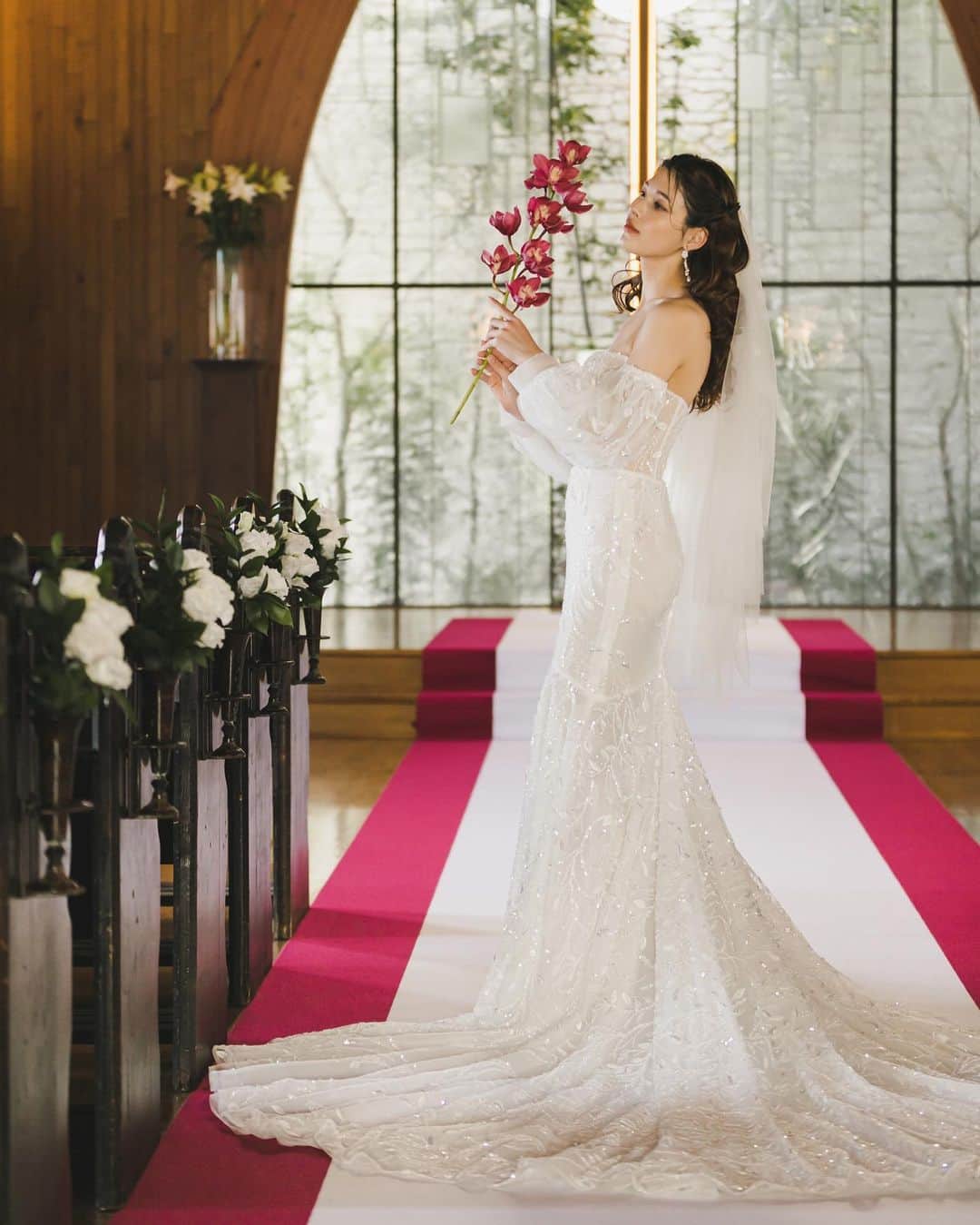 Magnolia Whiteのインスタグラム：「. 【MAGNOLIA WHITE kyoto ×CEU フォトプラン】 大人気トップスタイリストチームCEUとのコラボレーションがMAGNOLIA WHITE kyotoでも実現。  ハイセンスでトレンドに敏感な花嫁様から圧倒的な人気を誇り、花嫁様の美を最大限に引き出すトップスタイリストチームCEU(@ceu0116 @ceu_wedding )とコラボレーションした特別フォトプラン。  世界中のセレブを魅了する京都初上陸ブランド、Galia Lahavのドレスをお召しいただけるプランも ご用意させていただきました。 キャンドルが煌めくチャペルや幸せを呼ぶ木としても知られているオリーブの下で、 洗練された一着の撮影をぜひお愉しみください。  お問合せはMAGNOLIA WHITE kyotoへ  TEL 075-351-7825 平日11:00-18:00／土日祝日10:00-19:00 火曜定休（祝日除く／完全予約制） 〒600-8119 京都府京都市下京区五条通河原町西 TAKAMI bld. THE DRAPE 問い合わせフォーム：プロフィールのリンクツリーよりご確認ください」