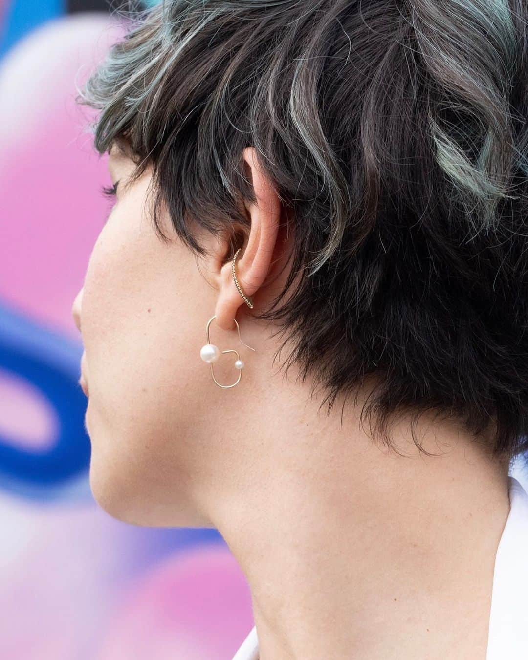 Hirotaka Jewelryのインスタグラム：「@kraljica_vila wearing  “Miró" Pearl Earring with "Bow" Diamond Ear Cuff #hirotakajewelry」