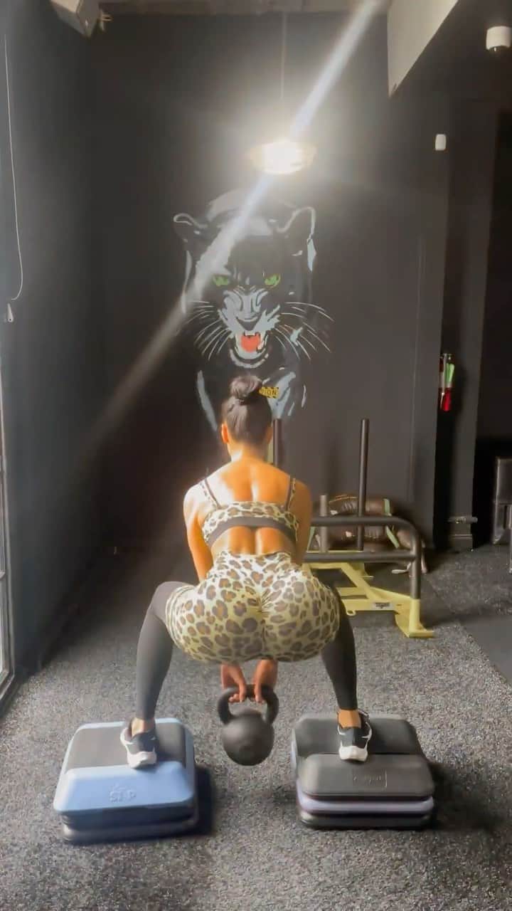 ニコール・シャージンガーのインスタグラム：「Pussycat gone panther Feline myself 😼 Run little girl run! #trainingtuesday」