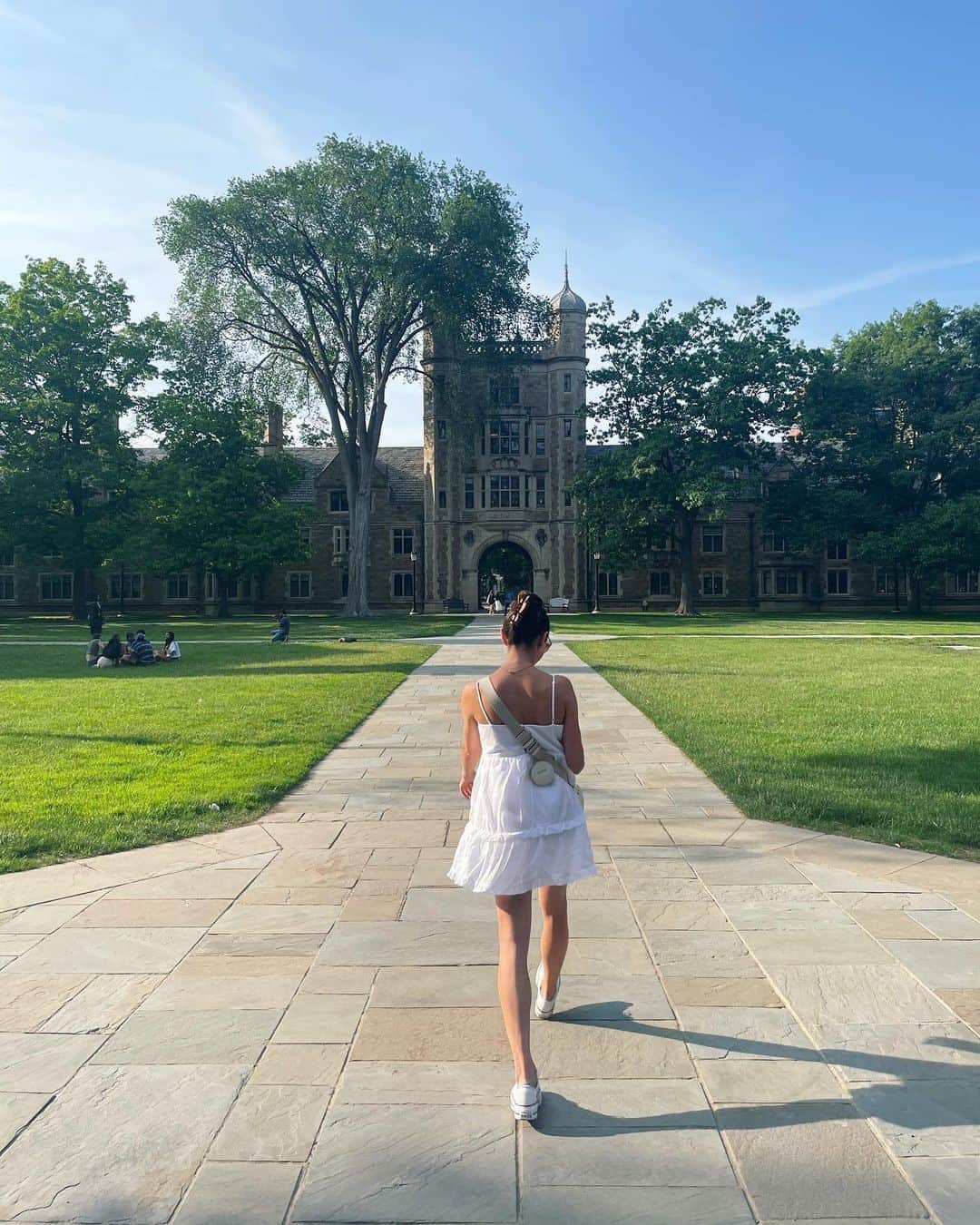 アナスタシア・オルソンのインスタグラム：「a summer day in Ann Arbor 🌳🦋🌼🌿」