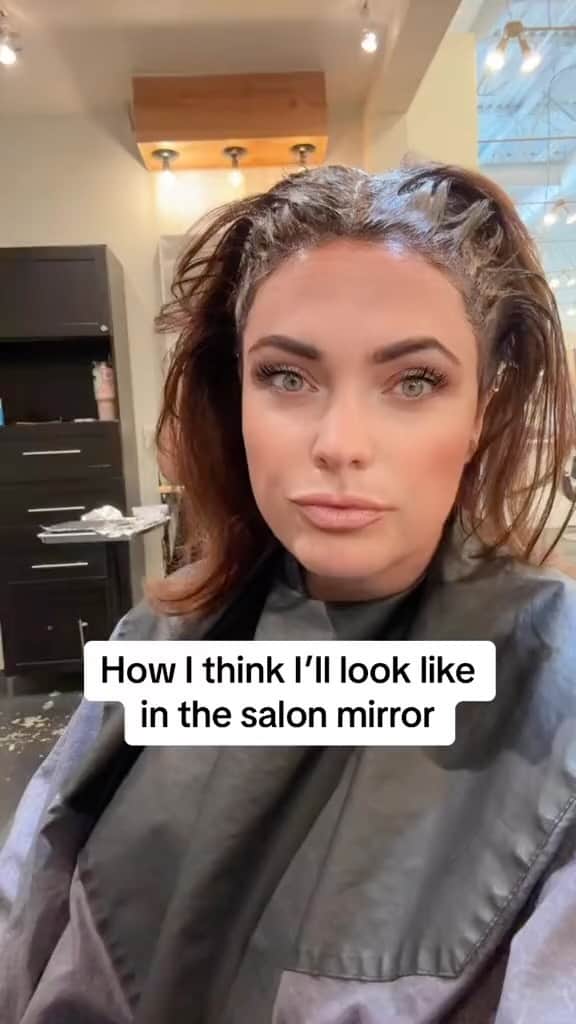 のインスタグラム：「Salon mirrors are jerks. 😆💀  #naturalbeauty #over40style #mommytime #kidsaretheworst」