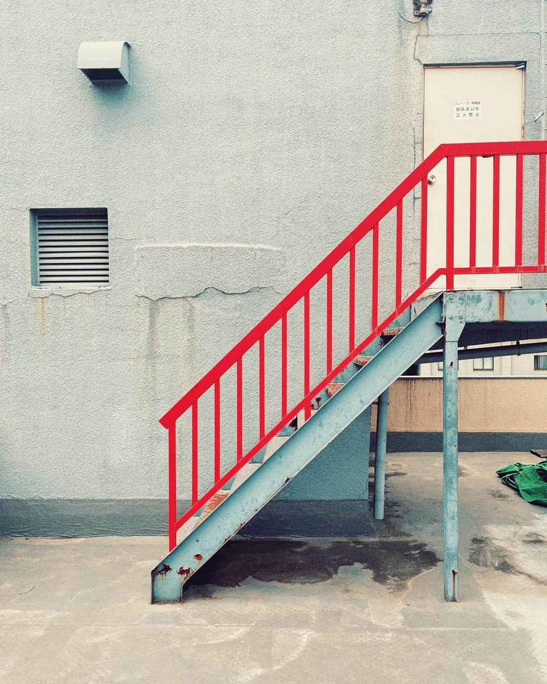 香取慎吾のインスタグラム：「なに色の階段を登ろうか」