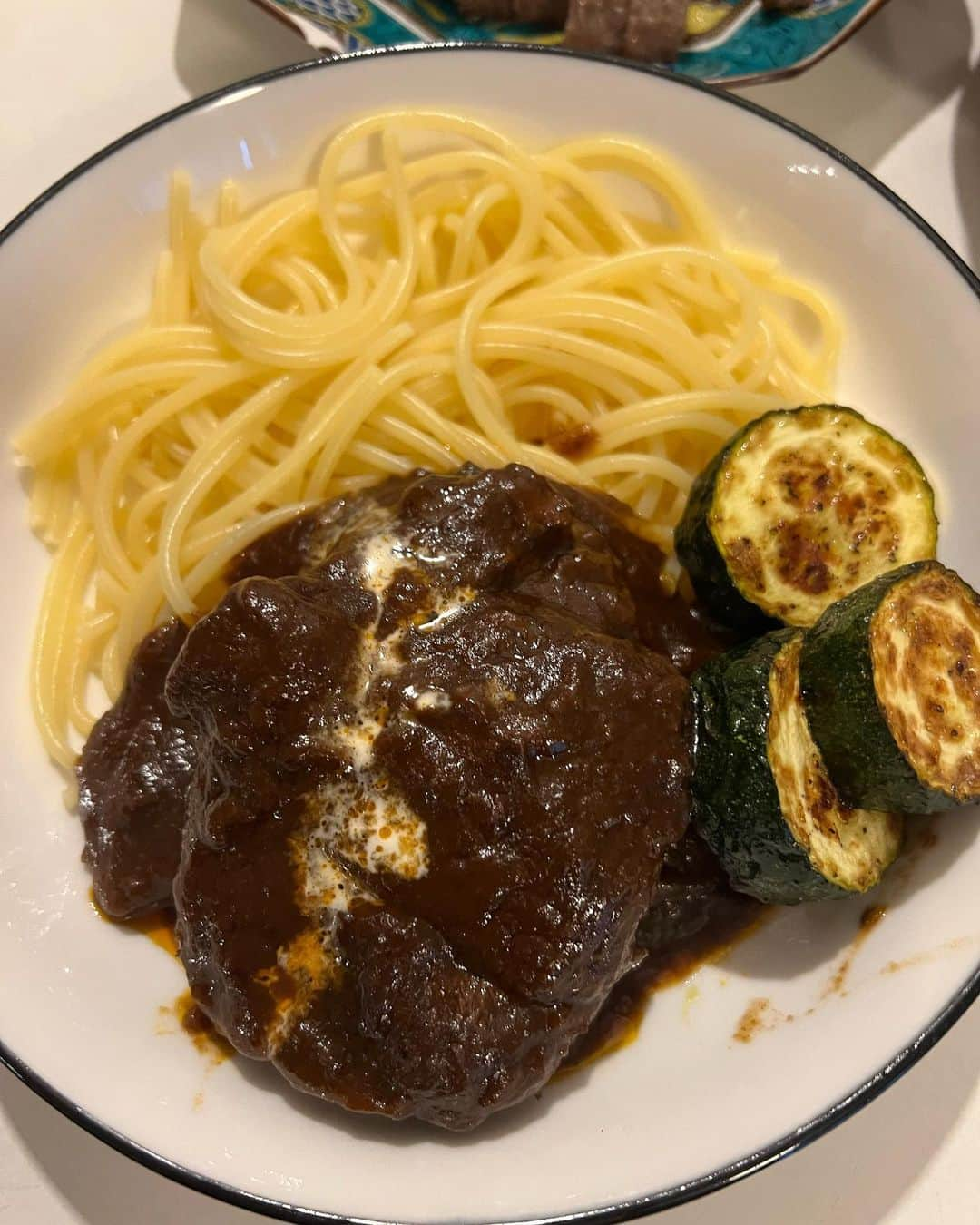 甘糟記子さんのインスタグラム写真 - (甘糟記子Instagram)「新大久保の日の夕飯(o^^o)  冷凍ストックよりタンシチュー！！  我が家いつもタンシチューにパスタを合わせてます(≧∀≦)  W.E.の先生に習ったこのタンシチュー、本当に美味しい\(//∇//)\ @w.e._internationalcookingsalon   あとはマッシュルームに生ハムとニンニクのみじん切りを詰めてグリル したものや、ほうれん草ナムル、モモ肉のステーキ、味噌汁、サラダです(๑>◡<๑)  でもどうしても私だけなんかカボチャのニョッキが食べたくなって、冷凍ストックより少しだけ作った（笑） この生クリームとバターのソースが無性に食べたくなる時があるの(〃ω〃) ↑デブの素  そして食後は届いたばかりの甘雨さんのクッキー╰(*´︶`*)╯♡ @kan.u.fks   大好きすぎる(≧∀≦) 今1番好きなクッキー缶！  夜だし1つだけって思ったのに、美味しくて4つくらい食べちゃったよ（笑）  危険すぎる（笑）  いつもネットですぐ売り切れちゃうから、大きい缶と小さい缶両方をカゴに入れるのが怖くて、それぞれすぐ決済しちゃうから送料が被っちゃうんだけど、 そういうのも丁寧に対応してくださって素敵なお店\(//∇//)\ 感謝感謝です！  というわけで、これから毎日ちびちび楽しめる幸せ\(//∇//)\  シズカ洋菓子店も行ったばかりだし、危険週間になりそうです（笑）  #甘糟ご飯#ご飯#おうちご飯#夕飯#家ご飯#タンシチュー#クッキー缶#美味しすぎる#甘雨#毎日食べたい」6月21日 6時08分 - norihey924