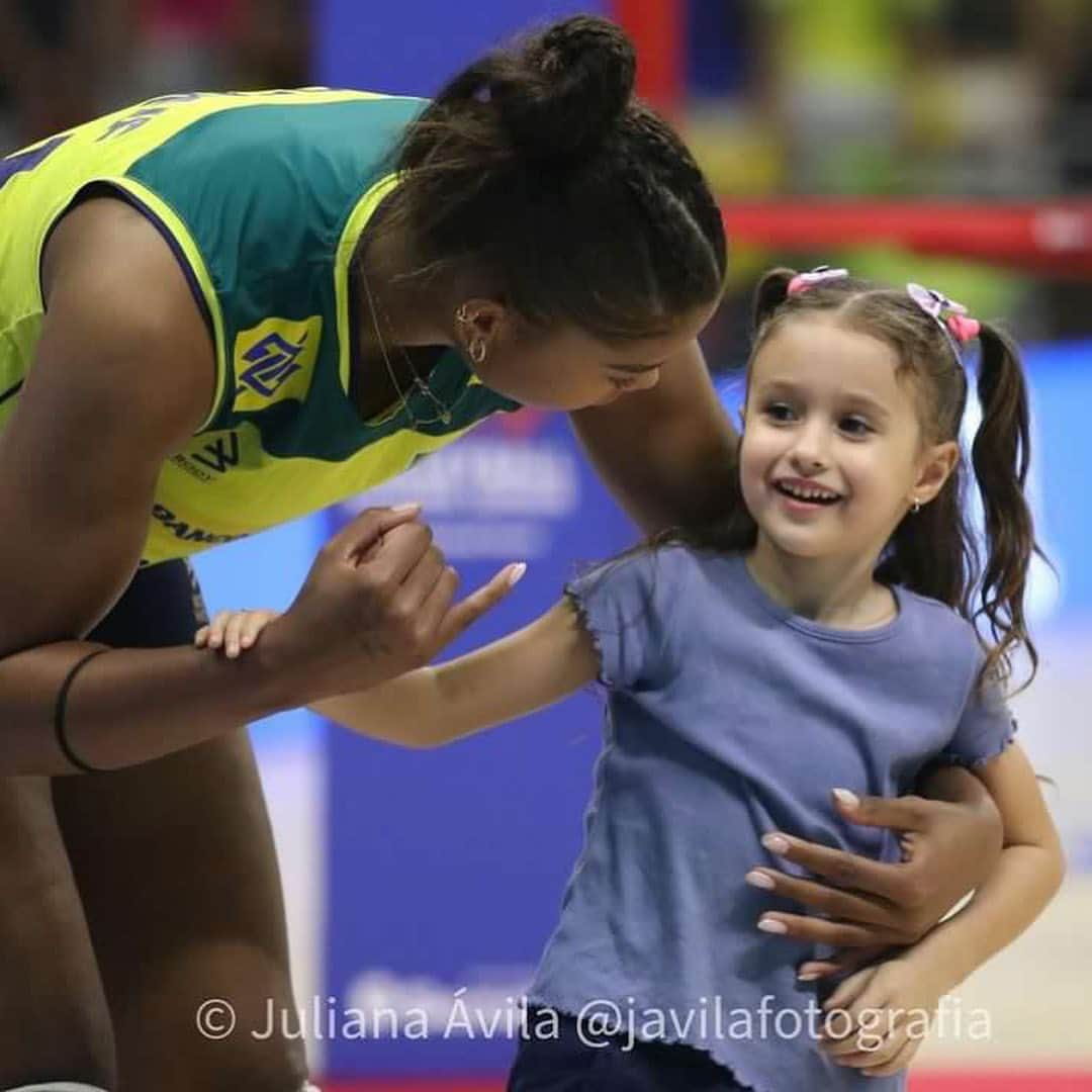 シェイラ・カストロさんのインスタグラム写真 - (シェイラ・カストロInstagram)「Brasília, que delícia sentir essa energia incrível! Muito obrigada pelo carinho e amor de todos vocês! É sempre muito bom estar nesse ambiente que tanto amo. Vamos continuar na torcida pelas meninas e mandar muita energia positiva pra elas na próxima fase. 🇧🇷✨💛  📸 | @patricyphotography 📸 | @javilafotografia 📸 | @vi_antunesfotografia」6月21日 6時12分 - sheillacastro