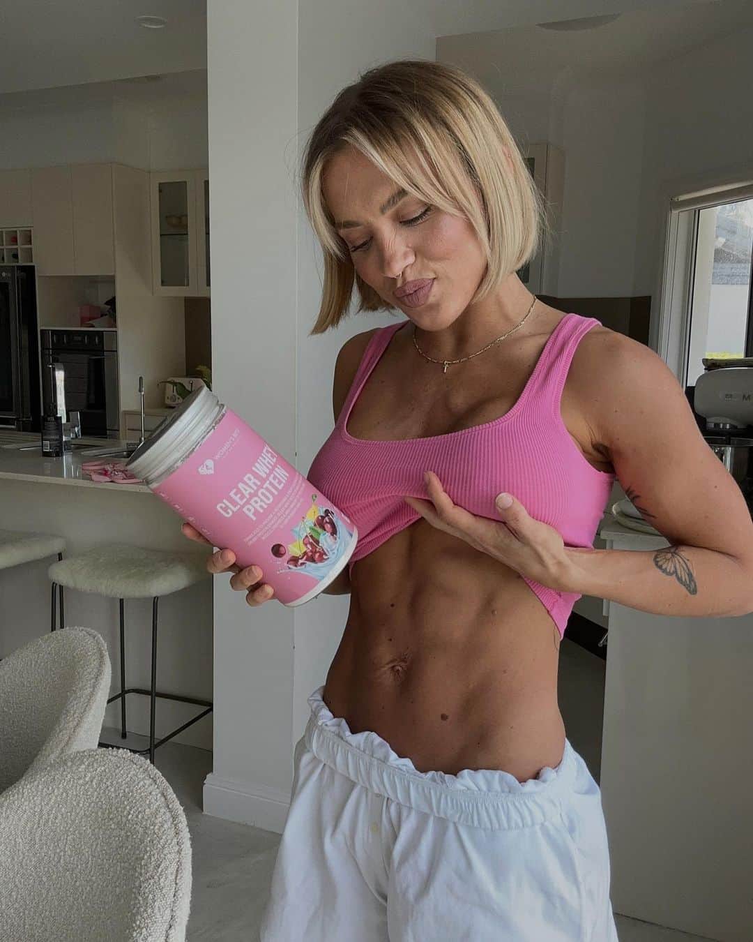 Tammyさんのインスタグラム写真 - (TammyInstagram)「for my girlies that don’t love a creamy/milky protein shake @womensbest clear whey protein is herrrre🤌🏼 super light & refreshing & still packed with protein and amino acids to support muscle growth & fat loss.  Super easily absorbed & digested, & sooooo yummy !  Don’t forget to shop with my discount code TAMMY🫶🏼」6月21日 6時13分 - tammyhembrow