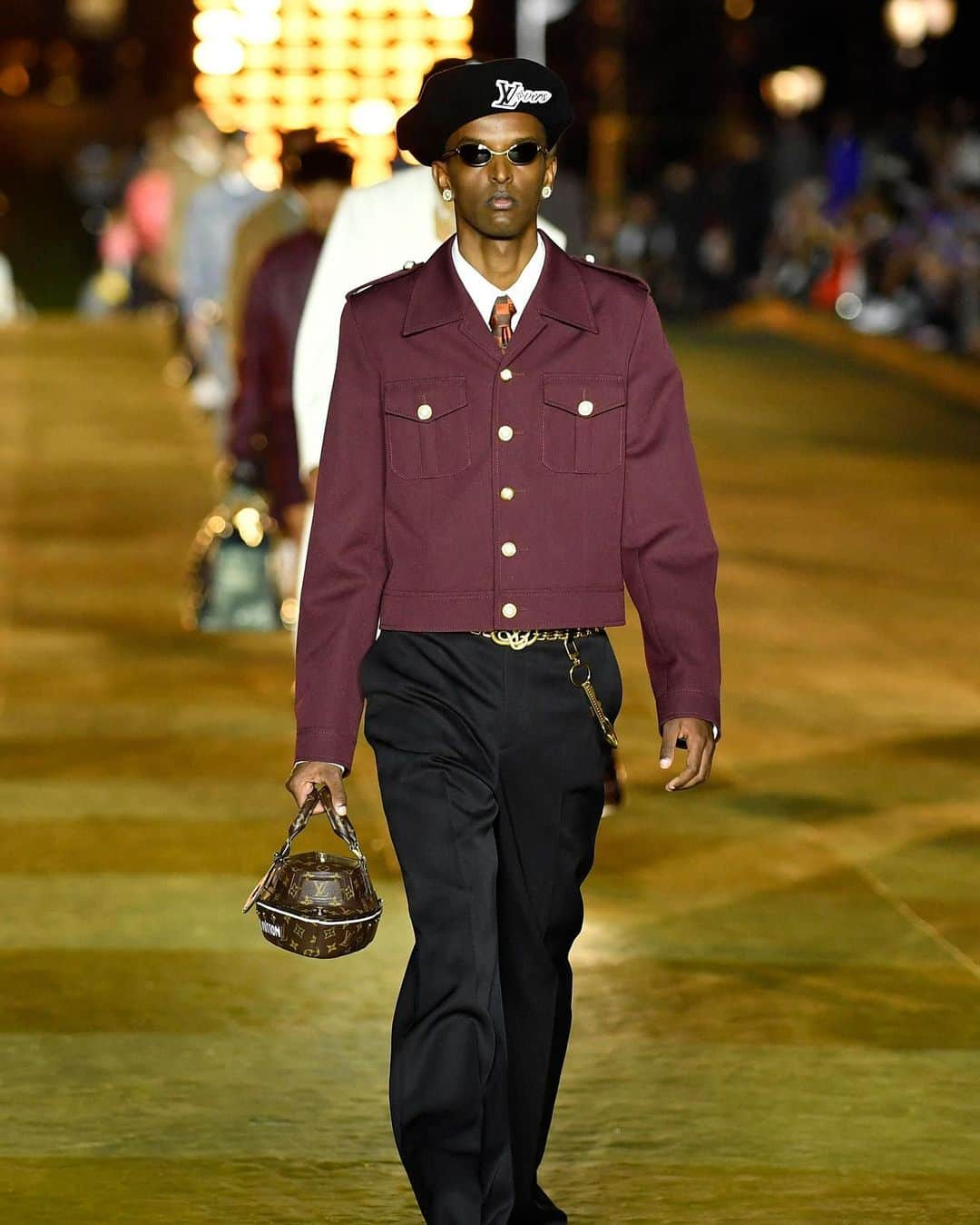 ELLE Brasilさんのインスタグラム写真 - (ELLE BrasilInstagram)「Primeiro look no evento mais aguardado do ano. O artista multidisciplinar @pharrell estreou na direção criativa da @louisvuitton masculina neste verão 2024 com uma coleção que mistura o militarismo gamer com o ultradecorativismo, que é a sua cara – nós falamos mais da sua relação com a moda em um vídeo em nosso Reels.   O super evento levou celebridades como @badgalriri, #JayZ, @beyonce, @asaprocky, @kimkardashian @c.syresmith, @louishamilton e os brasileiros @anitta e @l7nnon para um dos marcos arquitetônicos mais importantes de Paris, a Pont Neuf. Os rappers @kingpush, #NoMalice e o diretor @gabrielomoses também cruzaram a passarela. Bernard Arnault, o diretor executivo da LVMH, claro, também estava presente.  Nas roupas, uma alfaiataria mais puxada para o streetwear, com bermudinhas amplas e blazers encurtados, gravatas e meias de renda, uma clara homenagem ao estilista Virgil Abloh, que transformou a história da Louis Vuitton e da moda para sempre. Jaquetas e calças largas foram bordadas com pérolas e cristais.   Os baús que dão início à história da maison ganharam um print de pixels camuflados que lembra o jogo Minecraft e também apareceram em casacos de couro, costumes completos e sobretudos de pelinhos. O quadriculado da bolsa mais famosa da marca, a Speedy, também é reinterpretado e faz alusão às falsificações vendidas na Canal Street, em Nova York — uma brincadeira com essa imagem, que é uma das mais copiadas de todos os tempos.   Mas o espetáculo não ficou restrito às roupas. O coral @voicesoffire emocionou cantando "Joy", a música em colaboração com Pharrell que foi lançada nesta terça-feira, 20.6, mais cedo. O diretor criativo não decepcionou em sua estreia, nem em show e nem em coleção e, principalmente, em respeito ao legado que ele precisa seguir. #lvmensss24 (via @giumesquita)」6月21日 6時31分 - ellebrasil