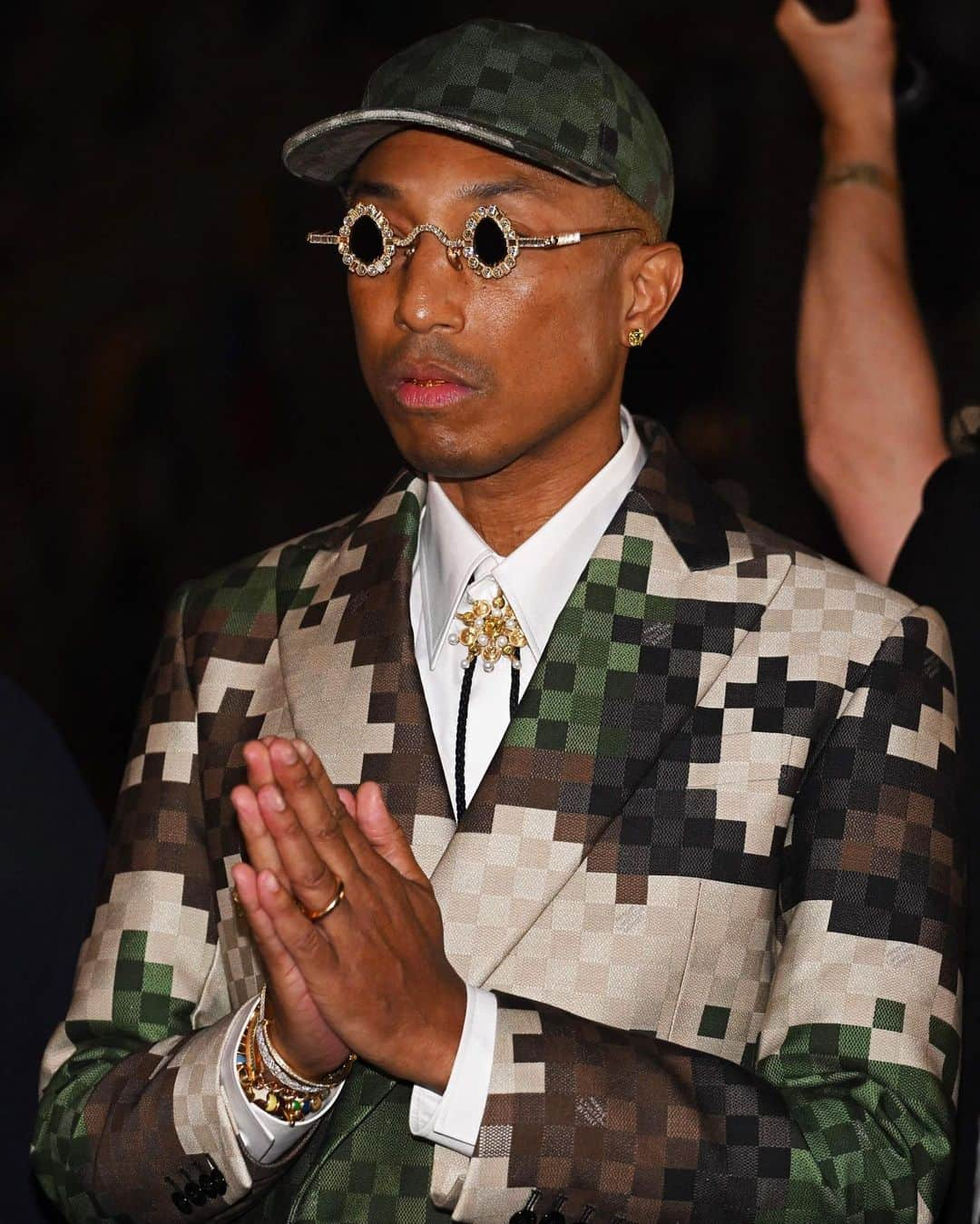 ELLE Brasilさんのインスタグラム写真 - (ELLE BrasilInstagram)「Primeiro look no evento mais aguardado do ano. O artista multidisciplinar @pharrell estreou na direção criativa da @louisvuitton masculina neste verão 2024 com uma coleção que mistura o militarismo gamer com o ultradecorativismo, que é a sua cara – nós falamos mais da sua relação com a moda em um vídeo em nosso Reels.   O super evento levou celebridades como @badgalriri, #JayZ, @beyonce, @asaprocky, @kimkardashian @c.syresmith, @louishamilton e os brasileiros @anitta e @l7nnon para um dos marcos arquitetônicos mais importantes de Paris, a Pont Neuf. Os rappers @kingpush, #NoMalice e o diretor @gabrielomoses também cruzaram a passarela. Bernard Arnault, o diretor executivo da LVMH, claro, também estava presente.  Nas roupas, uma alfaiataria mais puxada para o streetwear, com bermudinhas amplas e blazers encurtados, gravatas e meias de renda, uma clara homenagem ao estilista Virgil Abloh, que transformou a história da Louis Vuitton e da moda para sempre. Jaquetas e calças largas foram bordadas com pérolas e cristais.   Os baús que dão início à história da maison ganharam um print de pixels camuflados que lembra o jogo Minecraft e também apareceram em casacos de couro, costumes completos e sobretudos de pelinhos. O quadriculado da bolsa mais famosa da marca, a Speedy, também é reinterpretado e faz alusão às falsificações vendidas na Canal Street, em Nova York — uma brincadeira com essa imagem, que é uma das mais copiadas de todos os tempos.   Mas o espetáculo não ficou restrito às roupas. O coral @voicesoffire emocionou cantando "Joy", a música em colaboração com Pharrell que foi lançada nesta terça-feira, 20.6, mais cedo. O diretor criativo não decepcionou em sua estreia, nem em show e nem em coleção e, principalmente, em respeito ao legado que ele precisa seguir. #lvmensss24 (via @giumesquita)」6月21日 6時31分 - ellebrasil