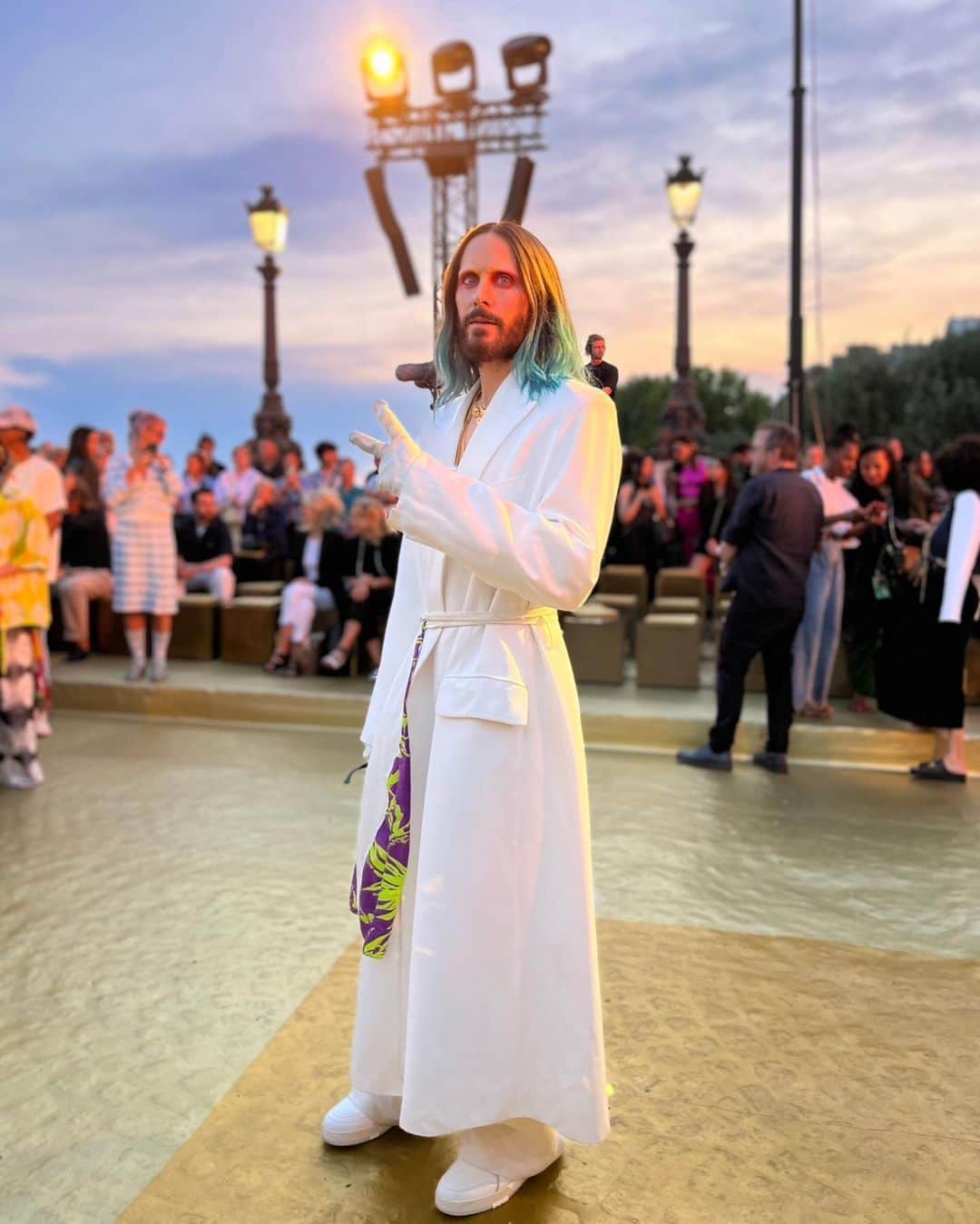 のインスタグラム：「【#WWDJAPANメンズコレ取材】パリで行われた「ルイ・ヴィトン（LOUIS VUITTON）」 のショー会場で、ジャレッド・レトをキャッチ📸  #LOUISVUITTON#ルイヴィトン#LOUISVUITTON SS24#pariscollection#pfw#pfwsfashionweek#fashion#fashioncollection#fashionshow#パリコレ#パリコレクション#ファッションショー#ランウェイ#fashionrunway#メンズコレクション#jaredleto#ジャレッドレト」