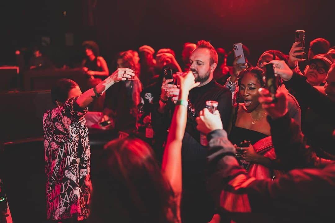 マヤ・ジェーン・コールスさんのインスタグラム写真 - (マヤ・ジェーン・コールスInstagram)「Silly smiles and happy times 👻🫶✨💖 @avalonhollywood @thisisframework @sound_nightclub #NIGHTCREATURES」6月21日 6時45分 - mayajanecolesofficial