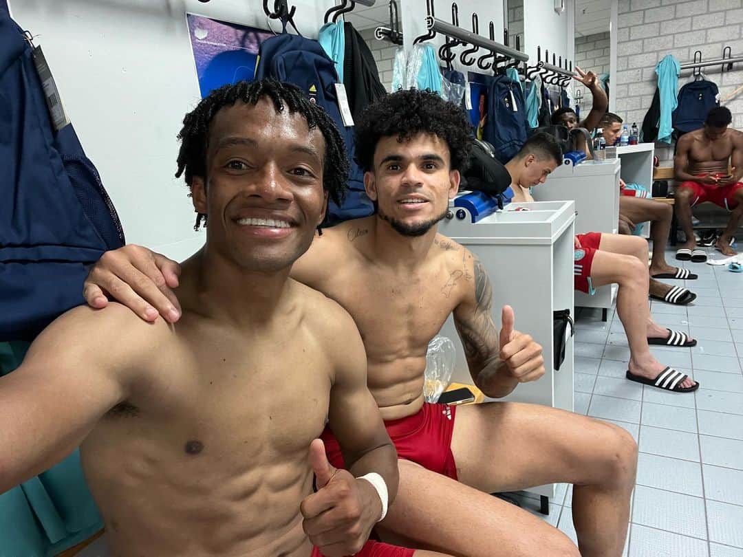 のインスタグラム：「Hoy es uno de esos días que llenan de esperanza y fe. No solo por hacer historia al ganarle a Alemania, sino por este equipo que  poco a poco se convierte en familia ,Siempre estaré listo para ponerme esta camiseta y honrar a mi país. Doy gracias a Dios por estar aquí. Toda gloria y honra a ti señor JESÚS🙏🏾 #adidasfootball」
