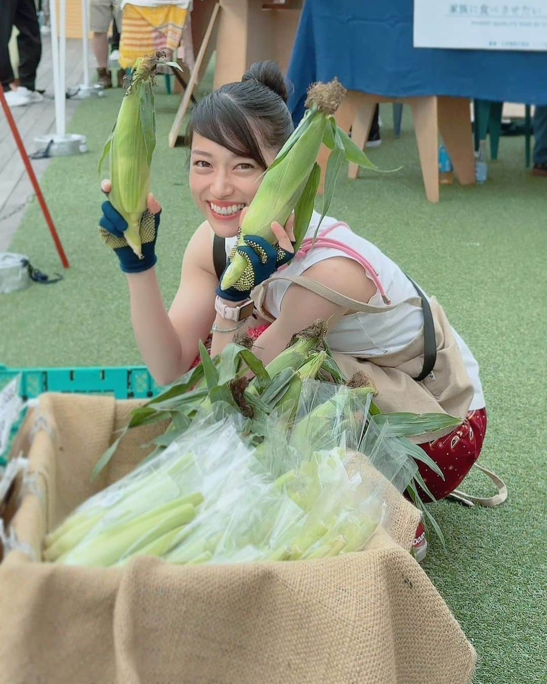 meiのインスタグラム：「. とうもろこしガール🌽🧸🌽🎀  ちょっとチアガールっぽく見えるけど 八百屋の一部始終だし もっているのはとうもろこし🌽🌽✨  お団子解禁しました🍡🍡✨笑   #とうもろこし  #めいちゃん #お団子ヘア #八百屋 #元アイドル #看板娘  #夏  #タイパンツ #暑い日  #マルシェ」