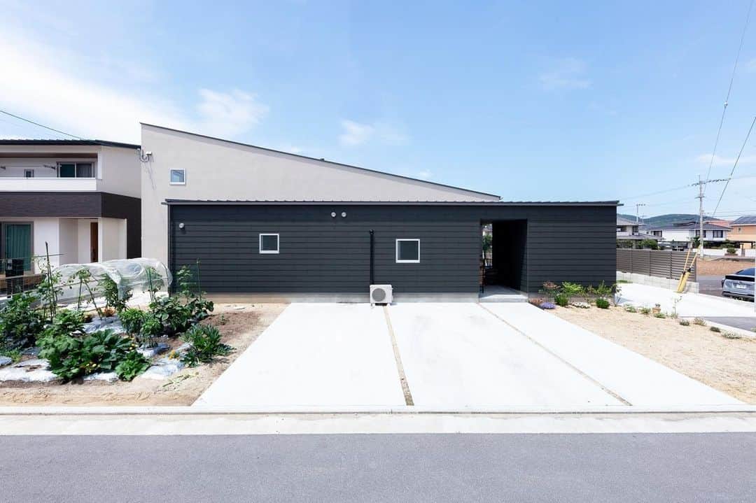 ソラマド香川のインスタグラム：「【6月開催】見学会のお知らせ📣  ---------------------------------------  6月24日(土) 10時〜17時 高松市中間町で暮らしの見学会開催❗️  ー 6組限定・事前予約制 ー 予約可能枠　残りわずかです！お早めにお問い合わせください^ ^  ご予約完了後、会場までの住所や地図をお送りします。  ---------------------------------------  みなさんこんにちは、ソラマド香川です😄 実際に住んでいるお家の見学会って行かれたことはありますか？  【大好評の『暮らしの見学会』が復活❗️】 前回2019年2月に開催して以来、4年ぶりとなる「ソラマドの家」暮らしの見学会を開催します。 会場は、高松市中間町、暮らし始めて3年目のソラマドオーナーK様邸。 実際の暮らしを見て、ソラマドオーナー様と直接お話ができる見学会です。  今回のお家の見どころはズバリ、『コの字型のハイブリッドソラマドキッチン』 ソラマドの特徴の一つでもあるコの字型のキッチン。 実はＫ様邸のソラマドキッチンは、Ｌ字のシステムキッチンと木製天板を組み合わせ、システムキッチンの便利さと、ソラマドキッチンの居心地を両立させた、いわばハイブリッド型のソラマドキッチンなのです。  生活時間の多くを、家族は食卓を囲んで過ごします。 ソラマドが提案するキッチンは、食べること自体が自然に暮らしの主役となるように考えられています。 家族の会話が弾む幸せな食卓であり、料理が楽しくなるキッチン、お友達が遊びに来た時はカフェのようにくつろいで過ごせる、子供が遊んだり宿題をしたりする場所にも早変わり！ ーいつも人が集まる場所です。  実際に暮らしているリアルなお家を見学できますので、モデルハウスや完成見学会では気づけなかった良さに気づいていただくことができ、これからの家づくりの参考になるはずです。  この機会にぜひ、こだわり満載の「ソラマドの家」をご体感ください^ ^  ---------------------------------------  予約可能枠　残りわずかです！お早めにお問い合わせください^ ^ イベントの詳細や来場予約はHPからお願いします。 ≫ @soramado_kagawa ≪  ---------------------------------------  もっと施工事例を見たい方はこちら  #ソラマド香川  ---------------------------------------  #soramado #ソラマド #ソラマドの家 #見学会 #openhouse #イベント #入居済み見学会 #ソラマドキッチン #外観 #外観デザイン #kitchen #キッチン #キッチンインテリア #センコー産業 #施工例 #施工事例 #香川県 #高松市 #高松」