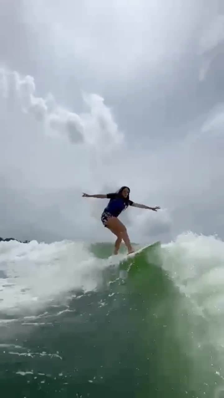 シャキーラのインスタグラム：「Workin’ on new tricks. Drop knee 🏄‍♀️😎」