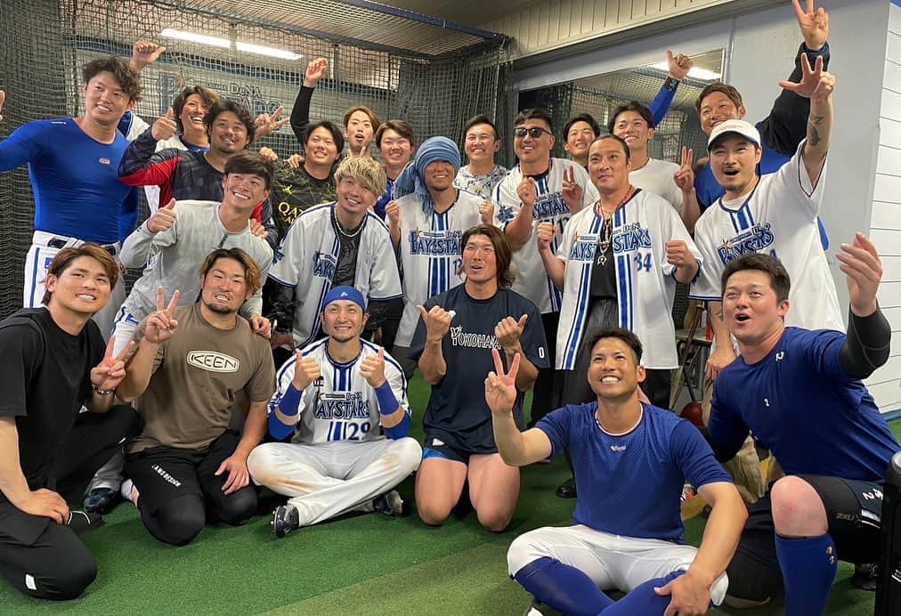 のインスタグラム：「横浜DeNAベイスターズ 交流戦初優勝しました✨㊗️  連日の熱いご声援、ありがとうございます😆  写真はフォルダ遡って、皆んなで撮っているものをチョイスしてみました！  変わらず良い雰囲気でやっていきましょう✌️✨  #交流戦優勝 #横浜頂戦  #baystars #湘南乃風」