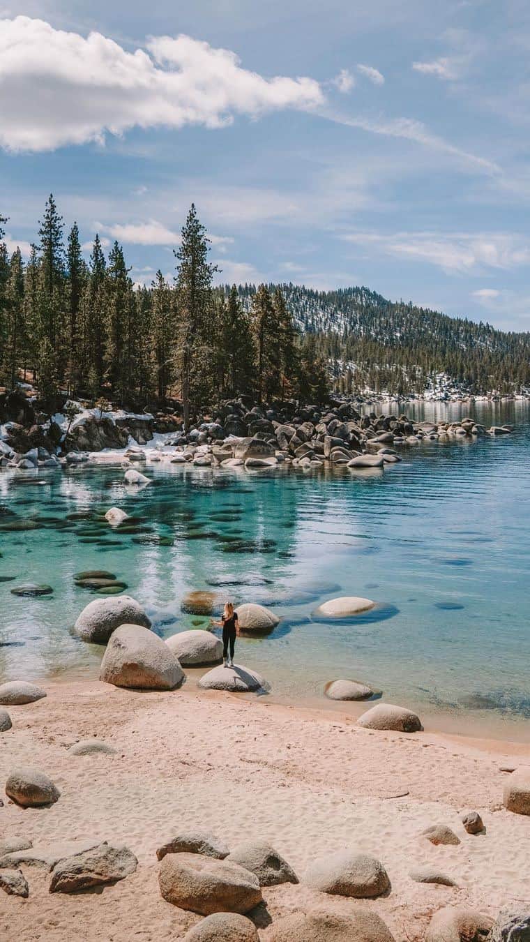 Visit The USAのインスタグラム：「This is your sign to dive into the crystal-clear waters of Lake Tahoe in California and Nevada! Swim, paddle, explore, and remember to leave no trace!  🎥: @nikolelynn.s   #VisitTheUSA #LakeTahoe #VisitLakeTahoe #TahoeLife #LakeLife」