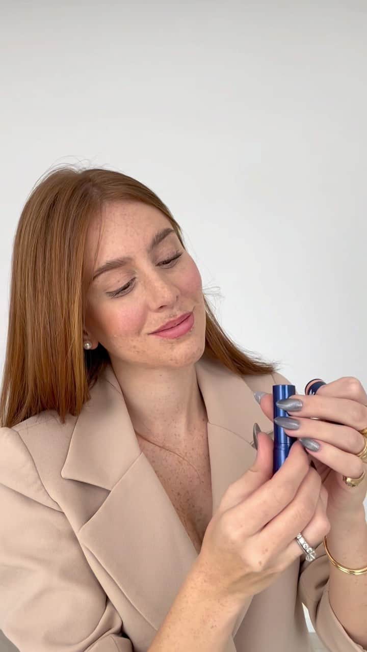 マリ・マリアのインスタグラム：「Vibes monocromáticas com NIVEA HIDRA COLOR 🎨  Que eu amo produtinhos práticos e multifuncionais não é novidade pra ninguém, mas quando junta a praticidade com maquiagem eu sou conquistada por completo! Eu descobri recentemente o NIVEA HIDRA COLOR, um hidratante incrível que possui uma fórmula 2 em 1: unindo hidratação e cor intensa para os lábios, além de possuir ingredientes de origem natural e livres de óleo mineral. A nova linha de hidratantes de @niveabrasil conta com quatro cores e eu já estou apaixonada por cada uma delas. Qual a sua favorita do momento? 💘 #publicidade #OPoderDasCores」