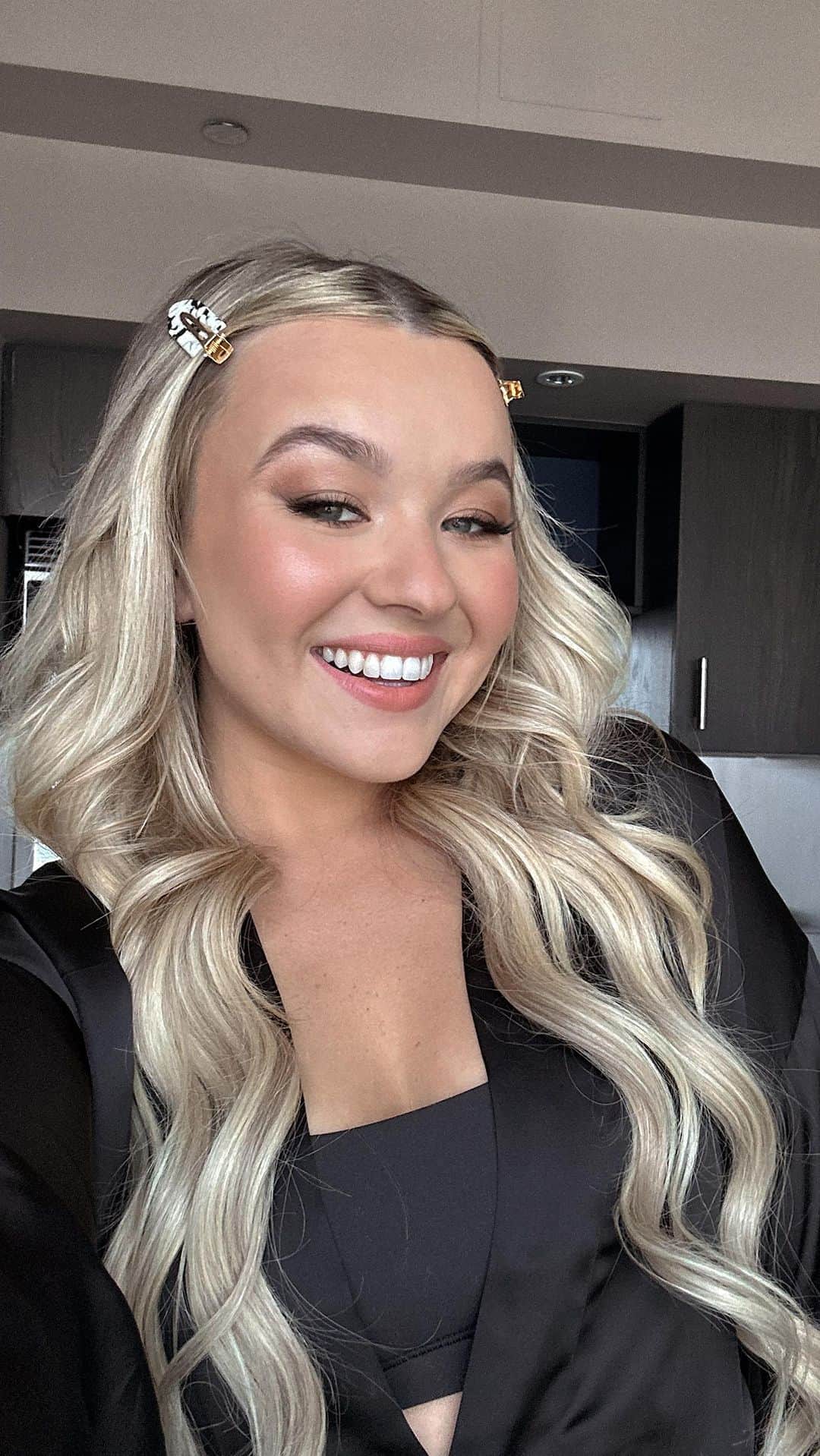 トーリ・ウェブスターのインスタグラム：「Summer Wedding Makeup 🤍💍   Glam by: @estelle_phillips ✨   Major focus on glowy and fabulous long wear products from @itcosmeticsca and @charlottetilbury ✨   What do you think of my final bridesmaid makeup?!   #wedding #weddingmakeup #makeup #makeuplook #weddinglook #makeuptutorial #glowy #summerglow #summermakeup #makeuproutine #makeuplooks」