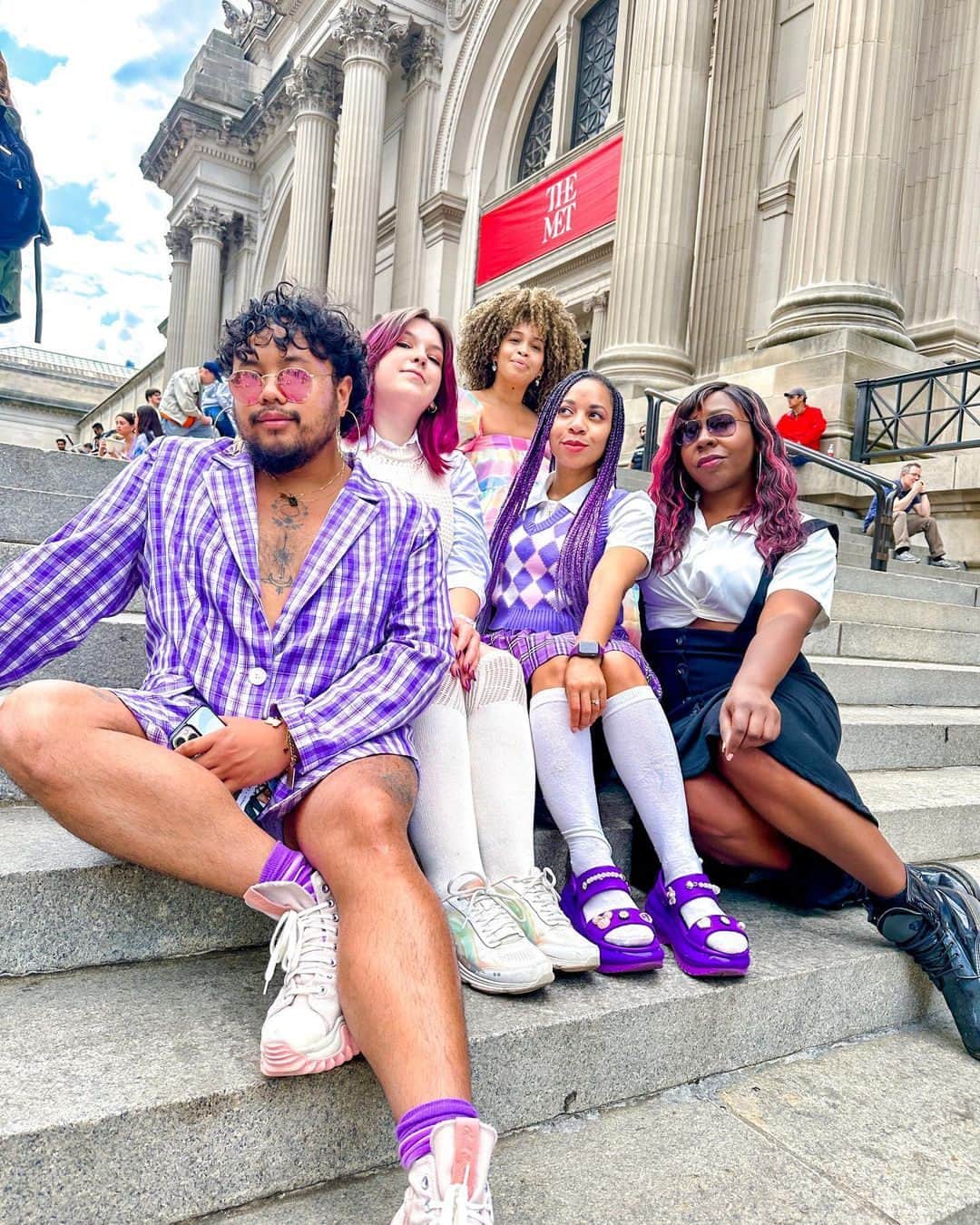 のインスタグラム：「On Tuesdays we wear purple 💜⁣ ⁣ Summer is in full swing at The Met! Whichever hue you're here for, grab your favorite squad and make your way to the Museum. ⁣ ⁣ What's your first stop when you and your crew visit?⁣ (After iconic GG photos on the steps, of course.) ⁣ 📸 @erikaenchanted」