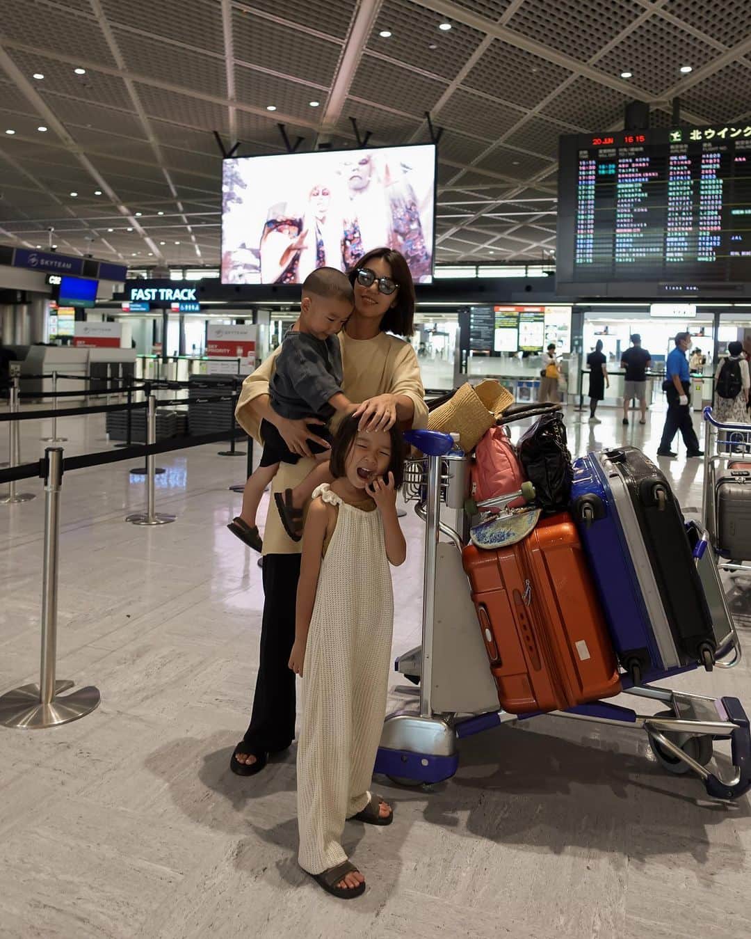 のインスタグラム：「3年ぶりの海外へ✈️ この日をどれだけ待ち侘びたでしょうか😌💭  仕事が少し落ち着いたので しばしゆっくり過ごしたいと思います😴🌊🌴  #家族旅行 #子連れハワイ #hawaiitrip  #hawaii」