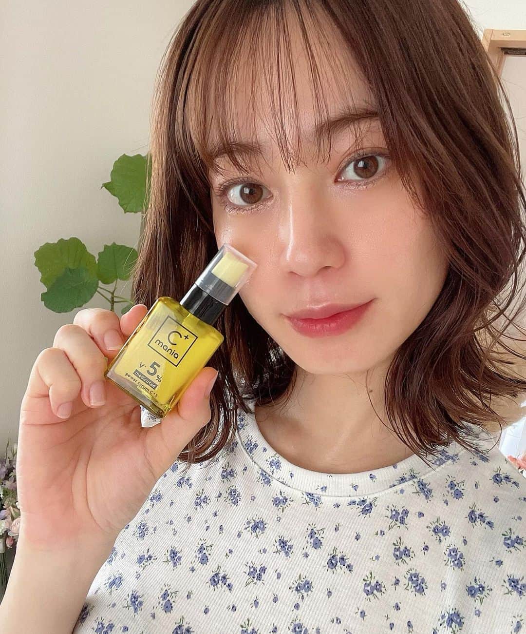 伊藤沙織のインスタグラム：「なんだか最近、肌が乾燥して毛穴が目立ってきた気がしたのでC+mania（シーマニア）の薬用美容液*1を使ってみる事にしました🥹🫶  濃い*2ビタミンC*3(整肌成分)に相性の良いビタミンB*4を掛け合わせることで4つの効果(毛穴目立ち/美白*5/シワ改善 /肌荒れ予防)が追求できます。  美容液特有のべたつきが気にならず、すっとなじんで潤いが持続する感じがお気に入り💛  浸透VCパワーカプセル*6を1滴に1兆個*7含まれているそうです！  翌朝の肌の調子やふとした時に気づく肌のキメ細やかな感じなど、 期待して使っていきたいと思います🥰  投稿が良いなと思っていただけたら、""いいね""や""保存""をお待ちしています🏷❣️  *1 医薬部部外品、販売名：薬用パワーセラムC+5 *2 成分1gあたりのアスコルビン酸含有量 *3 3-O-エチルアスコルビン酸 *4ナイアシンアミド、D-パントテニルアルコール(有効成分) *5メラニンの生成を抑え、シミ、そばかすを防ぐ *6 3-O-エチルアスコルビン酸、グルタチオン、フランスカイガンショウ樹皮エキス（整肌成分）N-ステアロイルジヒドロスフィンゴシン、N-ステアロイルフィトスフィンゴシン、ヒドロキシステアリルフィトスフィンゴシン、水素添加大豆リン脂質、フィトステロール（保湿成分） *7 1滴(0.1mL)あたり、原料配合量から換算  #Cmania #シーマニア #ビタミンC #ビタミンC美容液 #pr」