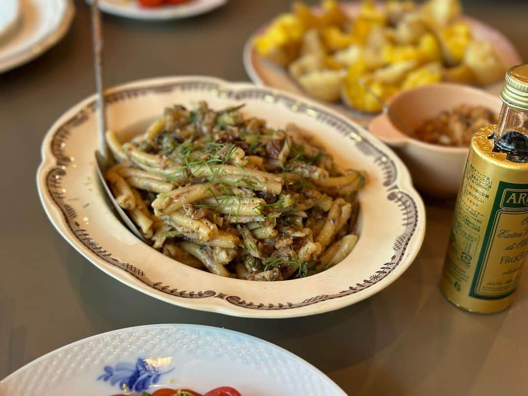 中山真見さんのインスタグラム写真 - (中山真見Instagram)「@likelikekitchen  予約の取れないお料理教室！！！ お友達にお誘いいただきレッスンに参加❣️ お料理教室なんていつぶり？ 中高の家庭科の授業がきっかけで大好きになったお料理。 しかし、子供が産まれてからとにかく時短！でお料理をしてきたし、 レシピをみたらなんとなく再現できるから、 お料理教室に時間を割くことがなかなかできなかった！ ・ なので、こんなに優雅な贅沢な時間を作れて幸せなひと時でした💓 ・ さすが、小堀さん。 とにかくお料理が美味しい！！ そして、味、素材の組み合わせが素晴らしく新しい発見💡 丁寧な作業をしつつ、家庭で再現できる良い塩梅。 基本的にデモンストレーションで見てから試食という流れ。 いやぁ、楽しいひと時だった。 ・ また、所々で豆知識も教えてくださり勉強に。 この日は、 銘店、お寿司屋さんの大将や、大人気レストランのオーナー夫人、美食家のモデルさん、、、 などなど食のプロが集結し、豪華な面子に混ぜていただき恐縮🥹 ・ 早速お友達を呼んでホムパで復習したり、 何度か作りました💓💓💓 ・ ・ #お料理教室 #小堀紀代美  #likelikekitchen  #料理研究家 #料理教室 #予約のとれない料理教室ライクライクキッチンおいしいの作り方  #予約のとれない料理教室  #ミロトン #オイルサーディン #手料理 #おうちごはん」6月21日 7時18分 - nakayamamami