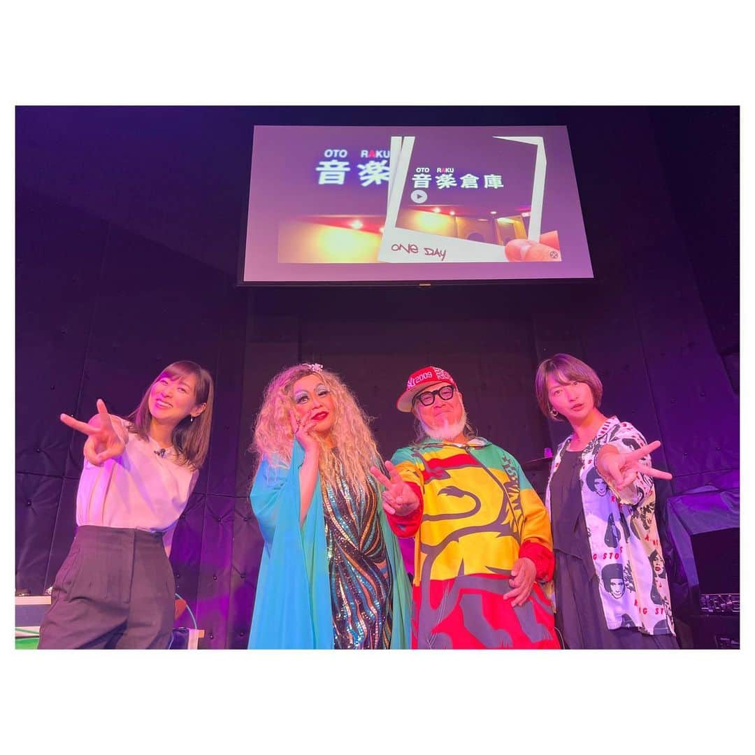 のインスタグラム：「6月6日のliveニュース泉州は、 泉南市の音楽倉庫さんからお届け！  キーステーションも同じ場所で 岡山さんと久しぶりに会えたの嬉しすぎた〜🥺✨  この音楽倉庫さんは、 ライブハウスなのですが普段ライブをしていなかったらお客様がステージでカラオケとして楽しむことも出来る凄い場所🎙️！  私の隣にいるken2さんは ミュージシャンさんでありなんとカレー屋さんでもあるのです🍛！  ご病気をされてから身体に良いものを！と塩分少なめ、泉州お野菜を使われていたり、二十種類のスパイスなども使われていてめちゃくちゃ美味しかった🥺‼️🍛‼️ランチも週一で音楽倉庫さんでされているそうなのでぜひにっ🍛✨  そしてken2さんの横にいらっしゃるのが、liveニュース泉州のテーマソングを歌われている🎤にゃんパラさっちゃんさんが新曲〝リーインカネーション〟を披露してくださったよ！  本場のライブハウスで聴くさっちゃんの歌声かっこえ〜🥹🎵  そしてやっぱりライブハウス最高〜！ あのライブハウスの香り？がコスロボでライブしてた頃を思い出す感じでエモかったです。笑  #liveニュース泉州 #jcom #泉南市 #音楽倉庫 #おとらくそうこ #ライブハウス」