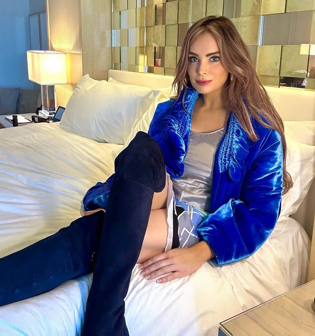 アンナ・ハウスのインスタグラム：「Vibe check 🦋💙custom made @layneau the most beautiful💋 Hair @derrick_lane77」