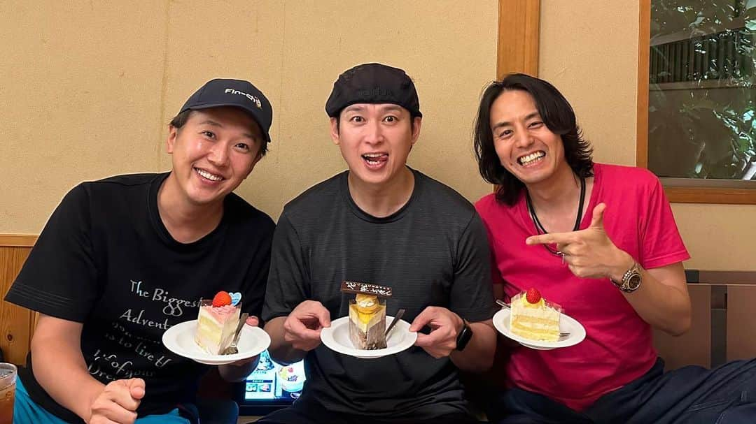 山崎勝之さんのインスタグラム写真 - (山崎勝之Instagram)「実は3日連続の宴でした。 20年以上のつきあい、 ゲーマーズのみなさん♪ オーシャンズな金子貴俊氏と、 レミオロメンの神宮司治氏。  わいわいゲームもやりたいなぁ★  #2023誕生日 #ありがとう」6月21日 7時56分 - chan_yama