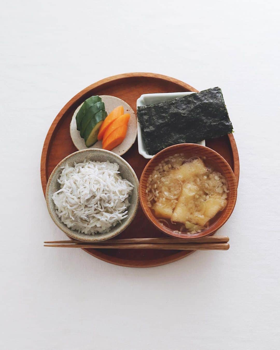 樋口正樹のインスタグラム：「Today's breakfast . 今朝は炊き立てごはんに しらす、ぬか漬け、海苔、 みょうがと揚げの味噌汁。 . . . #朝食 #朝ごはん #炊き立てごはん #釜揚げしらす #焼き海苔 #ぬか漬け #japanesebreakfast」