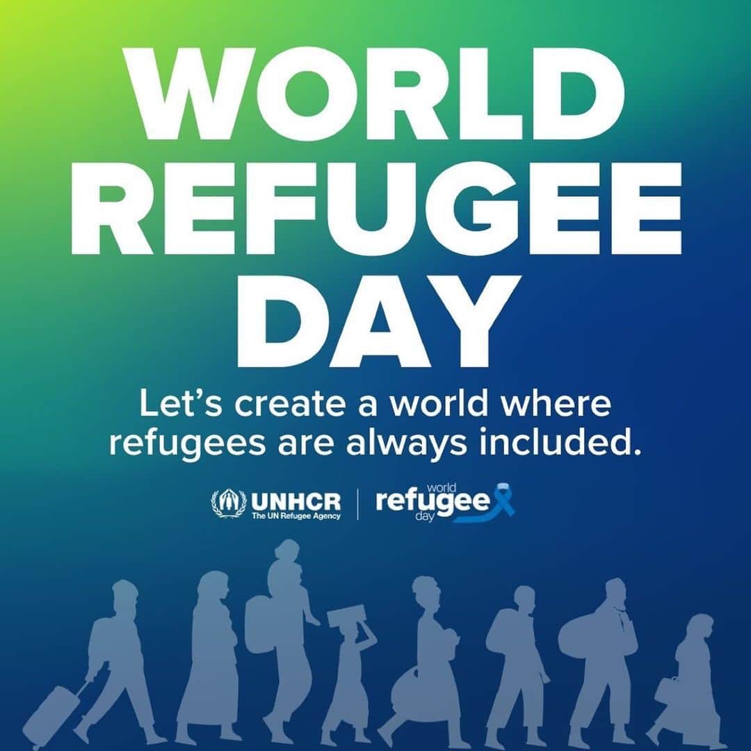 クリスティン・デイヴィスのインスタグラム：「On this #worldrefugeeday let’s remember that people who are refugees are people who have been forced from their homes. They deserve dignity and respect. 💙」