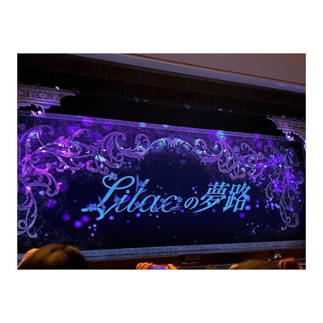夢月せらさんのインスタグラム写真 - (夢月せらInstagram)「雪組公演 【Lilacの夢路】【Jewel de Paris!】 観劇しました💎✦‧.｡.:*･:.  華やかだった〜🥰💖 お芝居もショーも曲が素敵でついつい観劇後も口ずさんでしまう🎶  ショーのプロローグはアパショナードを思い出しました😆👏 初舞台生はもう各組に配属されたけど、初舞台ロケットはやっぱり特別ですね☺️とっても可愛かった！ それにしても、最近の初舞台ロケットは振りの難易度が高い😳😱👏  久しぶりの宝塚、楽しかった〜😆💖💖💖  劇場で涼華まやさんに会い、写真撮ろー！となったものの、見つけて撮った背景はもえこ(瑠風輝くん)笑」6月21日 7時56分 - seramutsuki