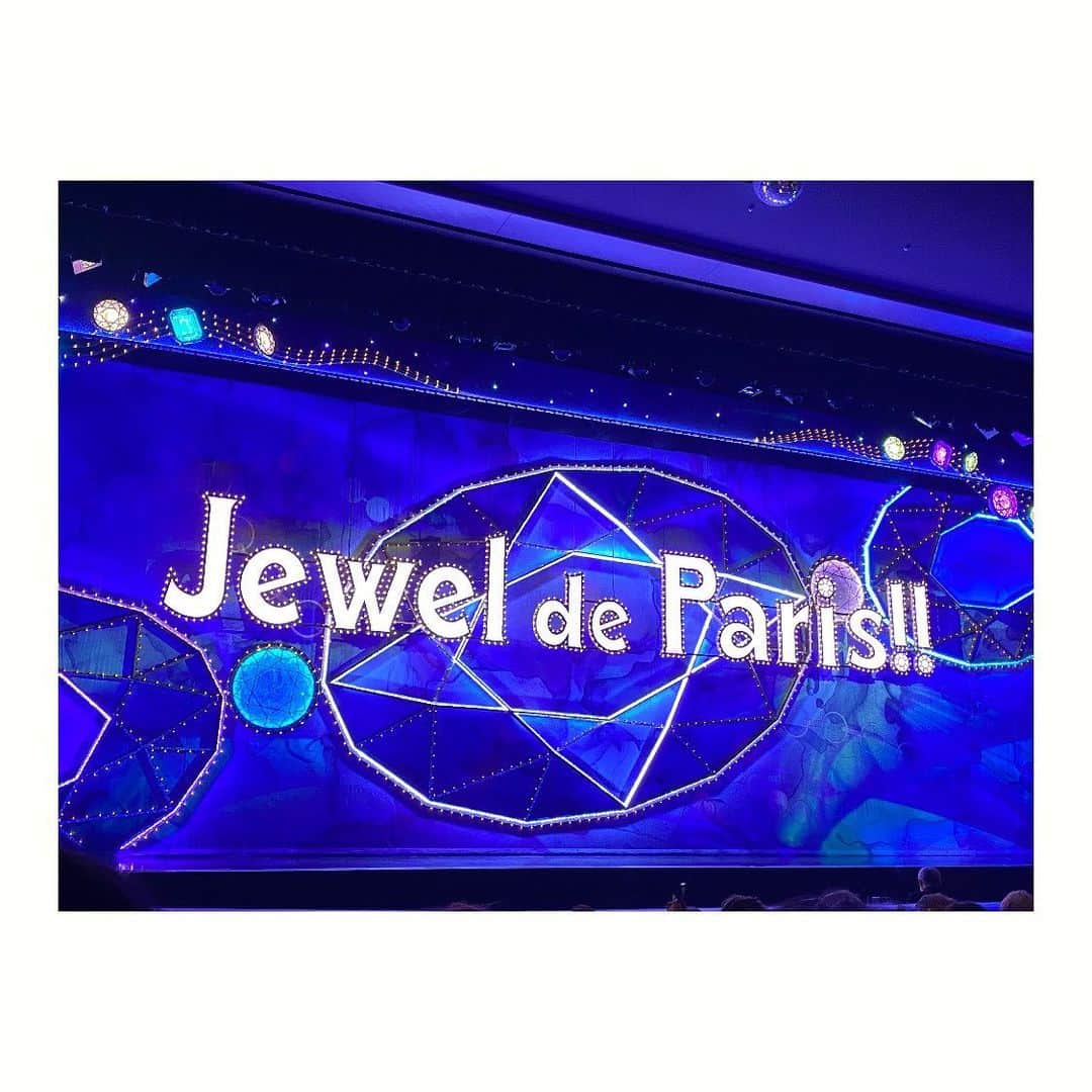 夢月せらさんのインスタグラム写真 - (夢月せらInstagram)「雪組公演 【Lilacの夢路】【Jewel de Paris!】 観劇しました💎✦‧.｡.:*･:.  華やかだった〜🥰💖 お芝居もショーも曲が素敵でついつい観劇後も口ずさんでしまう🎶  ショーのプロローグはアパショナードを思い出しました😆👏 初舞台生はもう各組に配属されたけど、初舞台ロケットはやっぱり特別ですね☺️とっても可愛かった！ それにしても、最近の初舞台ロケットは振りの難易度が高い😳😱👏  久しぶりの宝塚、楽しかった〜😆💖💖💖  劇場で涼華まやさんに会い、写真撮ろー！となったものの、見つけて撮った背景はもえこ(瑠風輝くん)笑」6月21日 7時56分 - seramutsuki