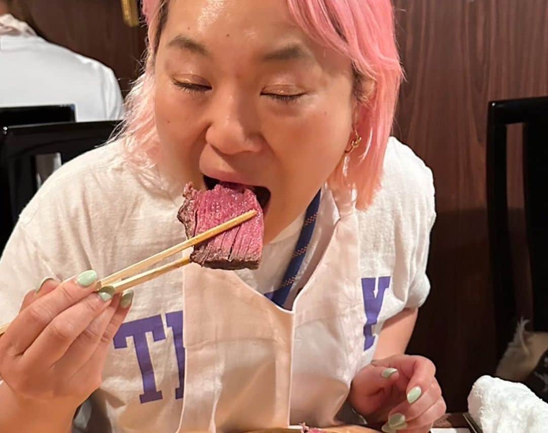 栗原友さんのインスタグラム写真 - (栗原友Instagram)「先日、名古屋の姉たちにお誕生日のお祝いをしていただきましたので、自慢させてください。 場所は、お肉好きならご存知の方もいらっしゃることでしょう、肉界のレジェンド【キッチン　リボン】でございます。 写真の通り、あんな分厚いお肉、お箸で持ち上げて噛みついてほろっと柔らかく噛み切れるほどの柔らかさ‼️信じられない‼️人生で初めての体験でした。 また行きたい…けど次はいつ…？はあああ〜❤️カ・イ・カ ・ン🥫 エビフライにどばあ！とかけるタルタルソース（撮り忘れた）もサイカウです。 お店からお誕生日プレゼントに素敵なハンカチをいただきまして、それもポール&ジョーだったりして、もう！洒落てるし！くぅ〜🧡 まりんこ、よっちゃん、なおちゃん、ひさみちゃん、せいちゃん、姉たち、ありがとうございました。みんな大好き愛してる❤」6月21日 7時59分 - kuri__tomo