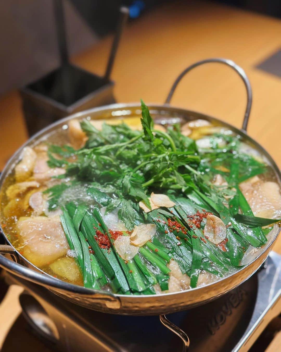 長谷川夕希子さんのインスタグラム写真 - (長谷川夕希子Instagram)「夕希ログです🥢😋  予約困難店の名店 鳥しき (目黒) オーナー店主  焼鳥職人 池川義輝氏が監修した 『とりそら』さんへ至高の鶏鍋コース堪能してきました😋🥢  『とりそら』さんは、池川氏監修の、鳥しきICHIMONのひとつで 完全紹介制✨(私がご紹介いたします😊コメント欄かDMでどうぞ)  さまざまな鳥の部位を惜しみなく贅沢に使用し 『とりそら』の店長  川崎達朗氏による渾身一品 "名物"「東京かしわ 鍋」をはじめ、肉汁あふれる「うずらの半身揚げ」、食べたらえくぼができるほどに笑顔になる「えくぼ鶏」 など、素材の個性を上手に引き出したお料理の数々はコースの最後まで飽きさせることの無い愉しくて味わい豊かな内容✨🥰💓  鶏鍋は芳醇な鶏の出汁の旨味と醤油が、柔らかで香りも良い鶏肉と新鮮な 野菜や木の子、お豆腐の 味わいを広げて行ってくれる💞  〆のラーメンも最高過ぎた😍 &特別にコース外の カレー🍛も❣️美味しさが半端ない‼️‼️  私たちもいただいた おまかせコースはこちら💁‍♀️  おまかせコース ￥13,400 (飲み物別 税込) 菜 えくぼ鶏 焼 揚 東京かしわ鍋 香 〆麺 果 AMEZING COFFEE  青葉台 とりそら 3200HN  住所 目黒区青葉台 TEL 非公開  17時30分〜23時  定休日　土日(不定休)  ⭐️めっちゃ美味しい動画&素敵な空間、恒例の誰と行ったかわかるリールは後日お楽しみに✨😆  #鳥しき #鳥しきichimon  #池川義輝 #川崎達朗 #とりそら  #目黒グルメ  #代官山グルメ  #中目黒グルメ  #青葉台とりそら3200hn hn #東京かしわ鍋 #鶏肉 #鶏好き #鶏肉好き #鶏肉好きな人と繋がりたい #鶏鍋 #東京グルメ  #美味しい時間 #美味しいもの #グルメ #グルメ好き #完全紹介制 ☜私紹介します😃予約されたい方はdm、コメントへ #アラフォーライフ #アラフィフライフ #美魔女 #美食家」6月21日 8時00分 - yukikogabby