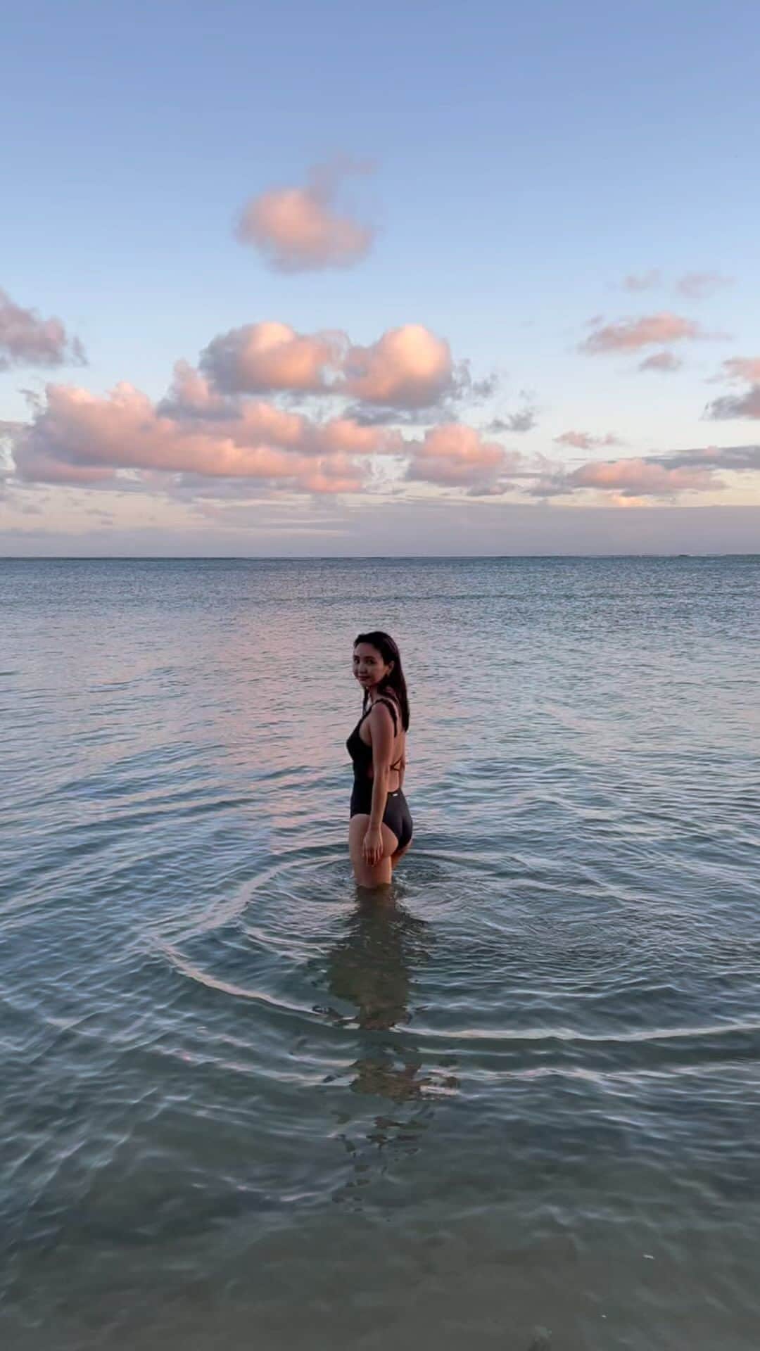宮崎絹子のインスタグラム：「cotton candy pink💕☁️ 東京ではなかなか見れない 広い空とピンクとブルーの空 この時間で心が満たされる✨  みんなの幸せはなんですか？ 一日の中で小さな幸せ見つけることが 毎日楽しく過ごすコツだよね♡  心が満たされるって こうゆうこと😌  #ハワイ #Hawaii #beach」