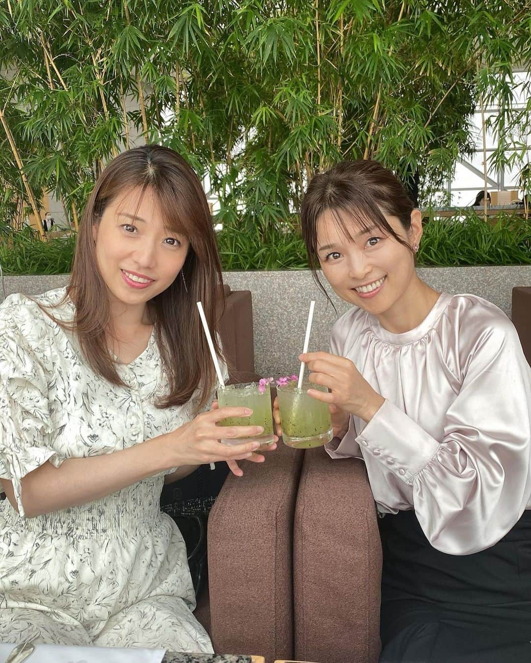 藤田りえのインスタグラム：「この間、 『ハリー・ウィンストン “Tea in the Winston Garden” アフタヌーンティー 』に行って来たよ。 ⁡ 2ヶ月前から予約していて とっても楽しみにしていたのだ！ アフタヌーンティーが好きというより、ハリーウィンストンが醸し出す世界観がどんなふうに表現されているのかが気になった。 ⁡ さすが、すべてが「想像できる味」では全くなく、さらにその上をいくものばかり。 ハリーのジュエリーは持っていないけれど、見てるのと身につけるのと日常に馴染ませるのと、 きっと全く違った感情が味わえるのだろうな。 私の元にもおいで♡ハリーちゃん笑！ ⁡ 今回ご一緒したメンバーはいつものチーム美魔女のみなたま。 @yayoifujii_yoga  @yuriokumoto  元大人AKB48まりり  ゆりちゃんのお疲れ様会も兼ねて♡ 毎度、見目麗しゅうございます。ありがたき！ ⁡ ⁡ ちなみに6枚目 このあとうさぎの耳が折れました(´༎ຶོρ༎ຶོ`) ⁡ ⁡ #藤田りえ #48歳 #1974年生まれ #アラフィフ #アラフォー #40代 #ハリーウィンストン #ハリーウィンストンアフタヌーンティー #アフタヌーンティー」