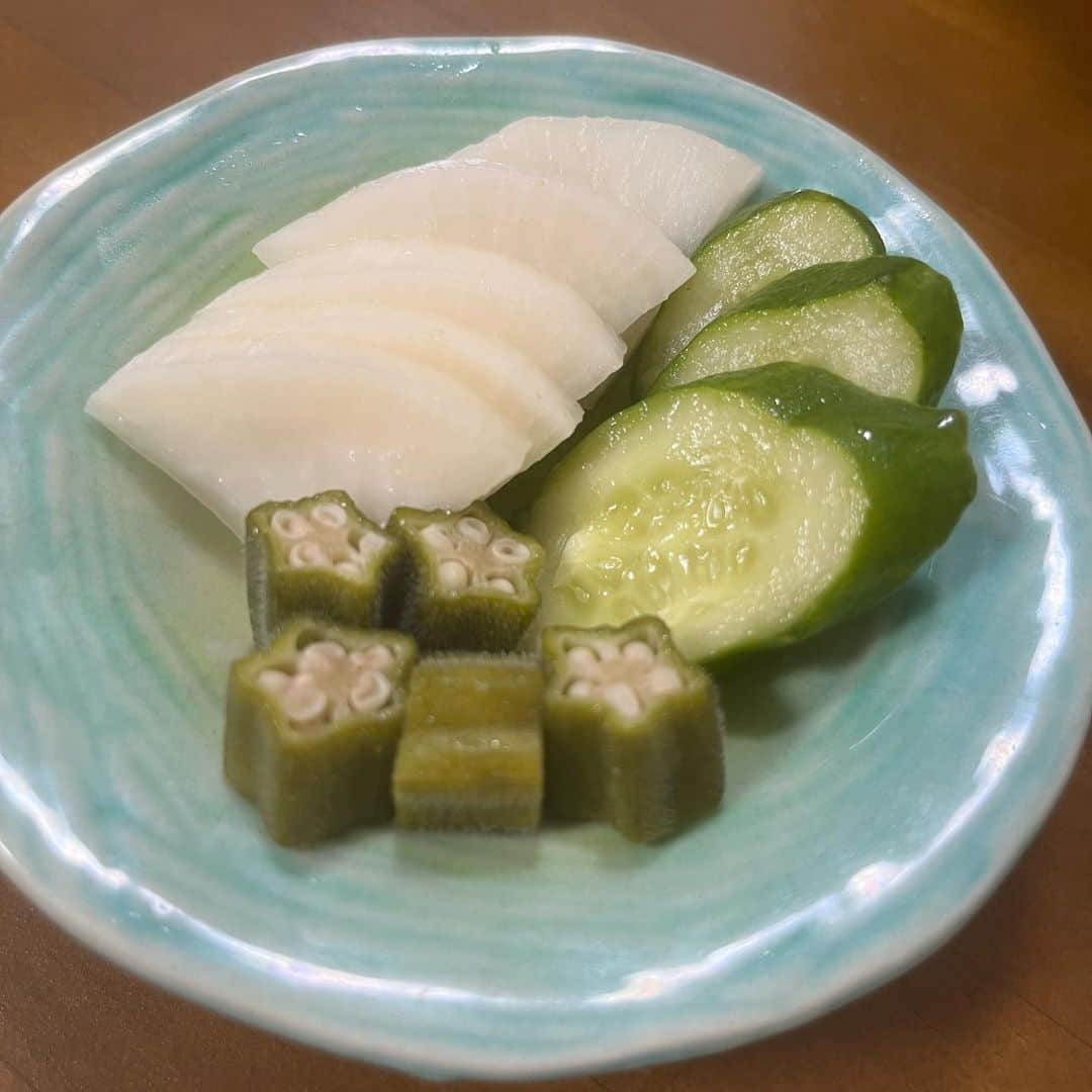 大湯みほさんのインスタグラム写真 - (大湯みほInstagram)「……… ✨夏野菜✨がおいしい季節になってきました🥒  ぬか漬けにたっぷり含まれる✨乳酸菌✨を上手く採り入れて  これからやってくる、暑い夏🌞を乗り切りましょうね❗️  ぬかは、ミネラル・ビタミンも豊富なので、夏バテ対策にぴったり🤗  #夏バテ防止　#発酵食品　#乳酸菌 #植物性乳酸菌　#腸内環境　#免疫力アップ  #夏野菜　#夏野菜ぬか漬け　#ぬか漬け　#糠漬け #ぬか漬けマイスター　#ぬか漬け専門家　 #だいこんぬか漬け　#きゅうりぬか漬け #オクラぬか漬け」6月21日 8時06分 - nukazukemiho0320