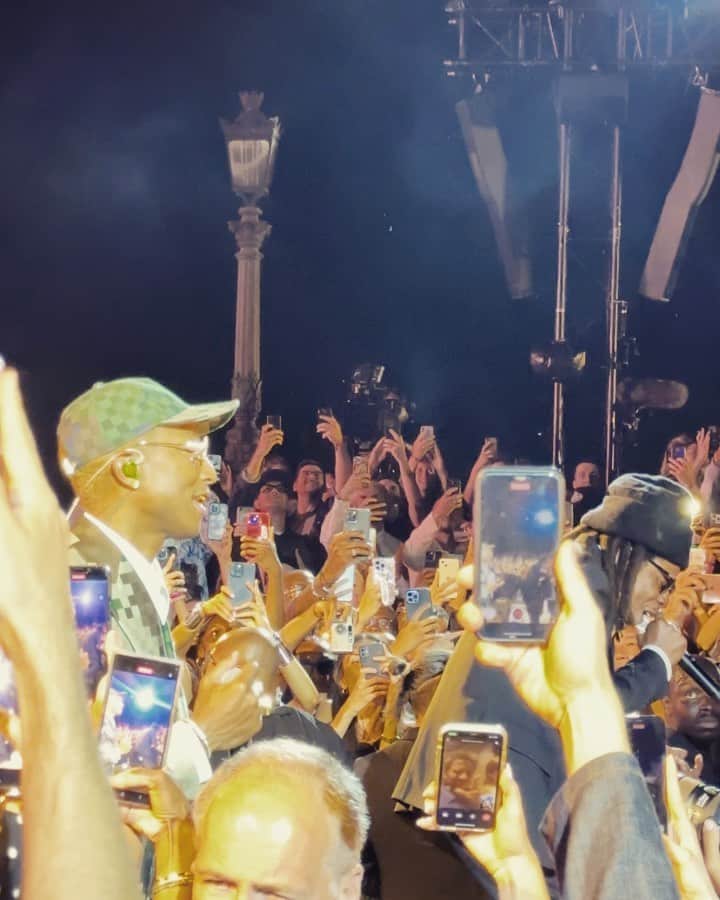 林俊傑のインスタグラム：「This must be one of the most enjoyable fashion events EVER, and the CRAZIEST “afterparty” (felt like the highlight of the night), with @pharrell and Jay-Z performing together! Massive family reunion too! Thanks for having me @louisvuitton   #lvmenss24 #louisvuittonsg」