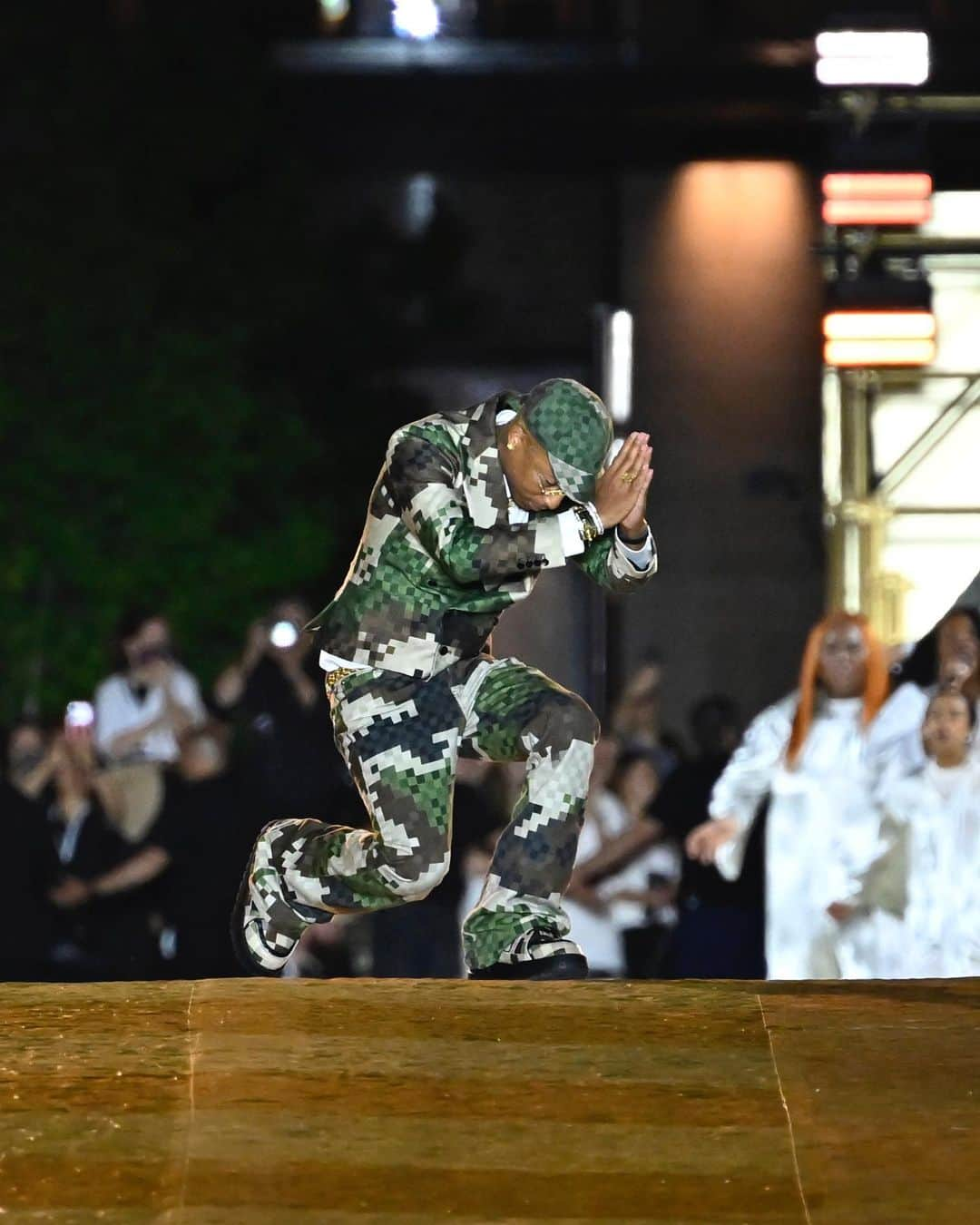 Fashion Weekさんのインスタグラム写真 - (Fashion WeekInstagram)「#PharrellWilliams debuted his first menswear collection as the creative director of #LouisVuitton in a star-studded outdoor event on the iconic Pont Neuf bridge in Paris. The highly-anticipated #SS24 collection featured a mix of street style and luxury, with signature pieces including pixelated prints, “Damouflage” check patterns, and embroidered pieces featuring faces from paintings by artist Henry Taylor.」6月21日 8時19分 - fashionweek