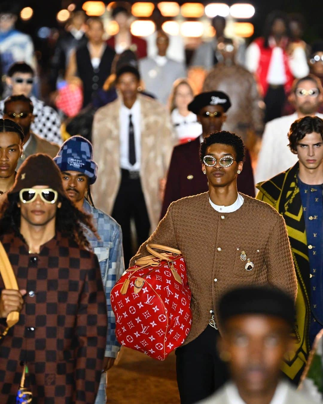 Fashion Weekさんのインスタグラム写真 - (Fashion WeekInstagram)「#PharrellWilliams debuted his first menswear collection as the creative director of #LouisVuitton in a star-studded outdoor event on the iconic Pont Neuf bridge in Paris. The highly-anticipated #SS24 collection featured a mix of street style and luxury, with signature pieces including pixelated prints, “Damouflage” check patterns, and embroidered pieces featuring faces from paintings by artist Henry Taylor.」6月21日 8時19分 - fashionweek