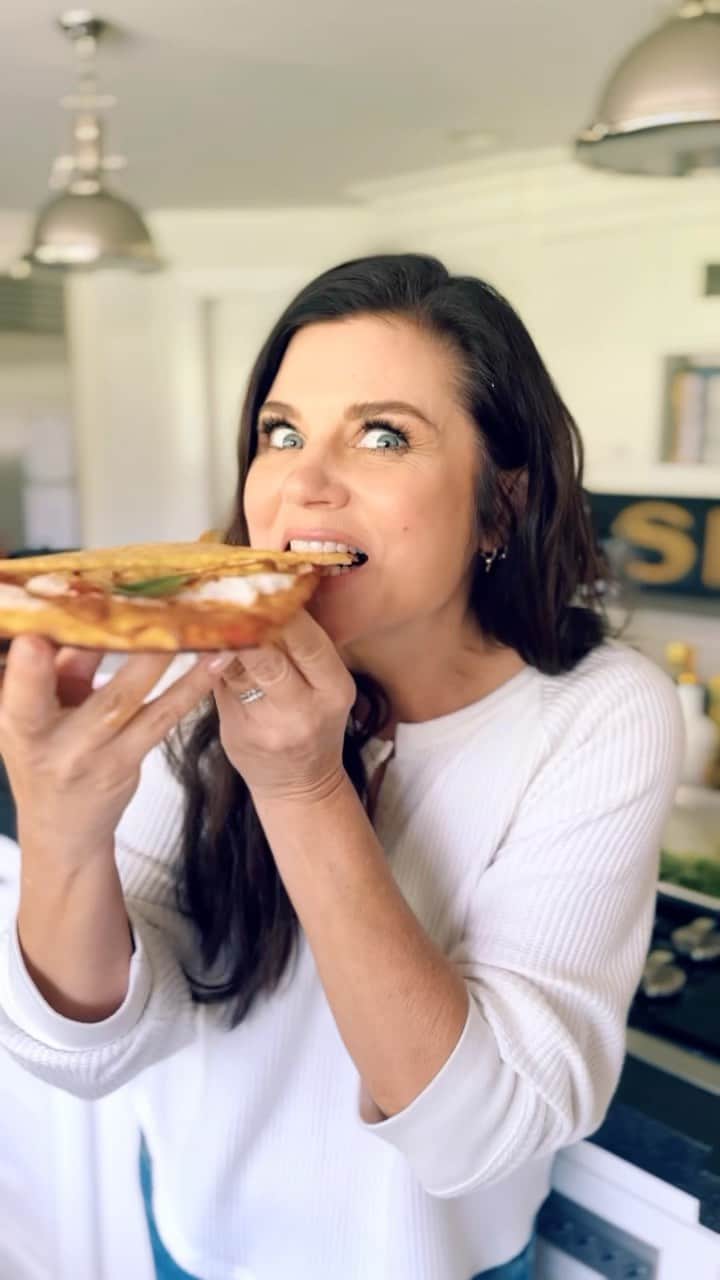 ティファニー・ティーセンのインスタグラム：「My new cookbook, #HereWeGoAgain is coming this fall. It’s filled with tons of amazing recipes that you can make from leftovers — like this delicious “Pizza For Breakfast Sandwich.” I mean, who doesn’t love pizza for breakfast? Head to @barnesandnoble to pre-order and use code HEREWEGO25 for 25% off because we’re spreading the love.」