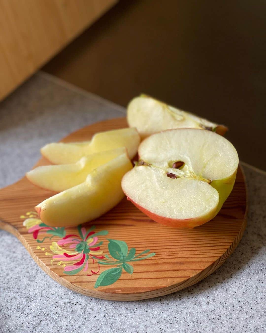 結城アンナさんのインスタグラム写真 - (結城アンナInstagram)「🍎リンゴ大好き❤I just love apples❣️  #りんご #apples #果物 #fruit #ジャズりんご #健康飲食 #healthyfood @jazzapplejp」6月21日 8時23分 - ayukihouse