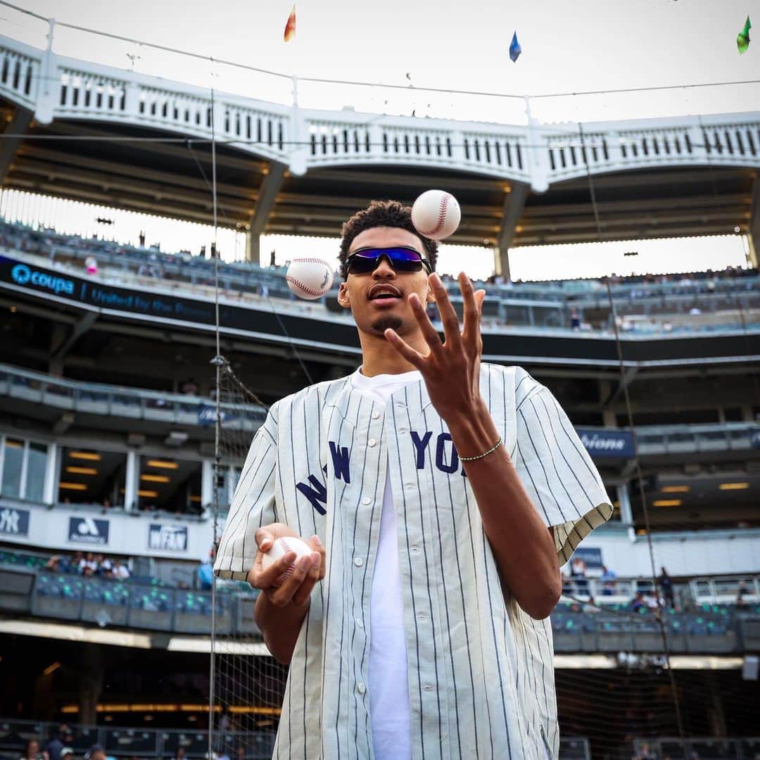 ニューヨーク・ヤンキースのインスタグラム：「@wemby delivers tonight’s ceremonial 1st pitch! 🏀」