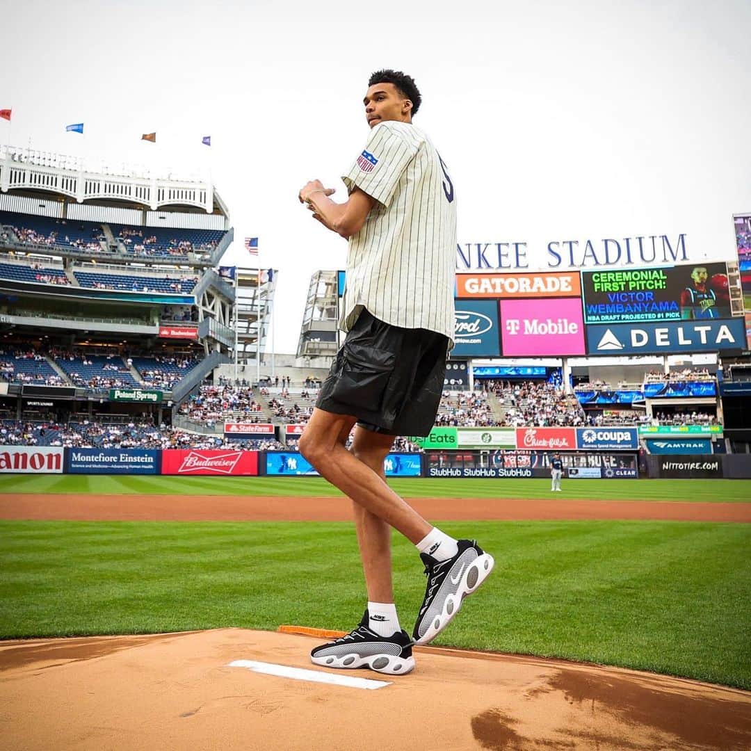 ニューヨーク・ヤンキースさんのインスタグラム写真 - (ニューヨーク・ヤンキースInstagram)「@wemby delivers tonight’s ceremonial 1st pitch! 🏀」6月21日 8時24分 - yankees