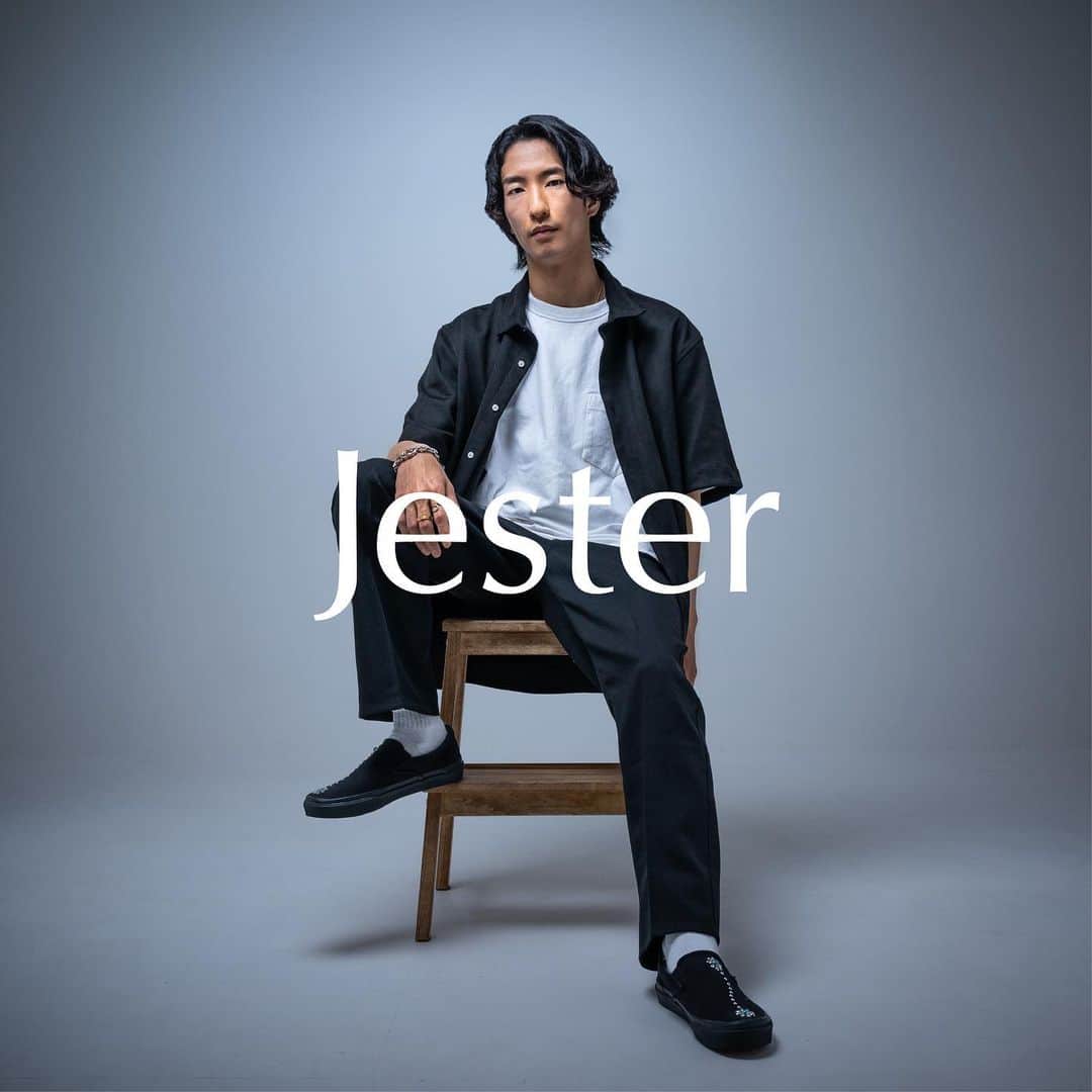 のインスタグラム：「2nd Single「Jester」2023.06.21 本日よりRelease!!   現代社会で翻弄される私たちの姿を宮廷道化師と重ね合わせ描いた楽曲です。 喜びと悲しみが入り交じる中、自分の本当の姿を見つめ、人生の意味を探求するという普遍的なテーマを歌詞に連ねています。   プロデューサーとして素晴らしい曲を作ってくれた @rikimaroot  ありがとう!!  是非聴いて広めて頂ければ嬉しいです    Today, on June 21st, 2023, 2nd Single 「Jester」 is now released!!   "Jester" is a song that depicts our struggles in contemporary society by juxtaposing them with the figure of a court jester. Amidst a blend of joy and sadness, it uniquely expresses the universal theme of self-reflection and the search for meaning in life from a distinctive perspective.  THX @rkimaroot worked his magic as the producer for this music and elevated this to new heights!  Please share it with your friends, family, and your followers Your continued support and anticipation mean everything to me.   #TomoyaKato #Jester #NewRelease #producer #honeymoon #hiphop #rap #jpop #hyperpop #alternative #日本語ラップ #ヒップホップ」