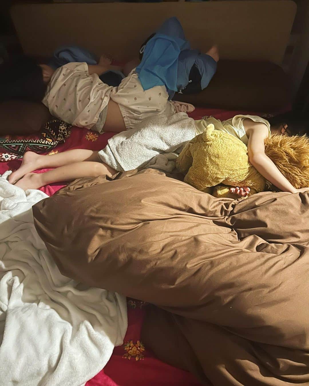 西山茉希さんのインスタグラム写真 - (西山茉希Instagram)「どんな記憶になるのかなぁ🙄  母さんを娘が撮ってくれまして。 親子をマネージャーが撮ってくれました。  #破天荒にリンクする寝相 #ぐっすりな姿を見て安堵 #🫥🤫🫥  いつの間にか二段ベットの下が、 母さんの寝床になる日々。  無事に"39歳"を観終えました🥺 次のハマりモノ、見つけるか休憩するか悩む😕」6月21日 8時29分 - maki.nshiyama50