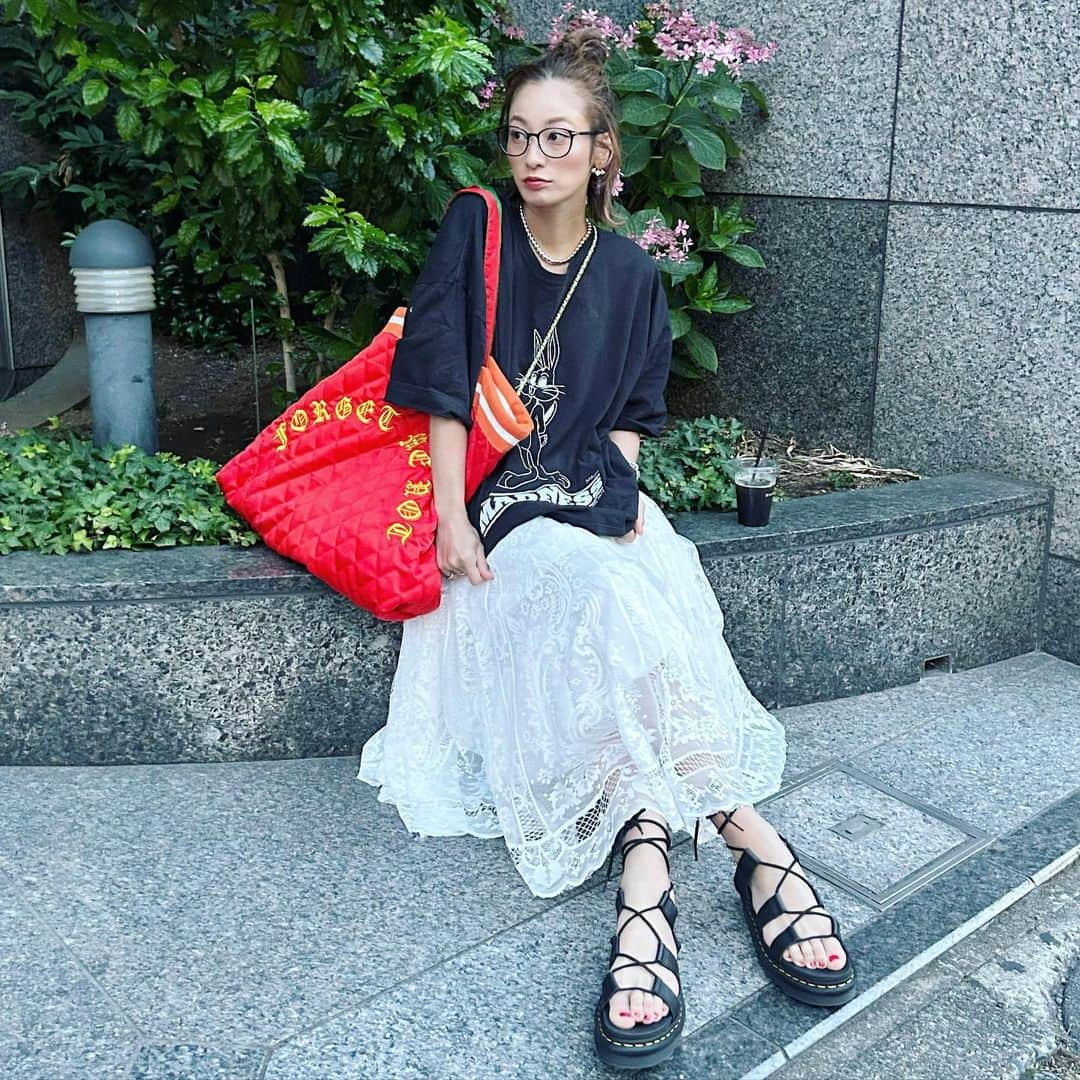 西山茉希さんのインスタグラム写真 - (西山茉希Instagram)「どんな記憶になるのかなぁ🙄  母さんを娘が撮ってくれまして。 親子をマネージャーが撮ってくれました。  #破天荒にリンクする寝相 #ぐっすりな姿を見て安堵 #🫥🤫🫥  いつの間にか二段ベットの下が、 母さんの寝床になる日々。  無事に"39歳"を観終えました🥺 次のハマりモノ、見つけるか休憩するか悩む😕」6月21日 8時29分 - maki.nshiyama50