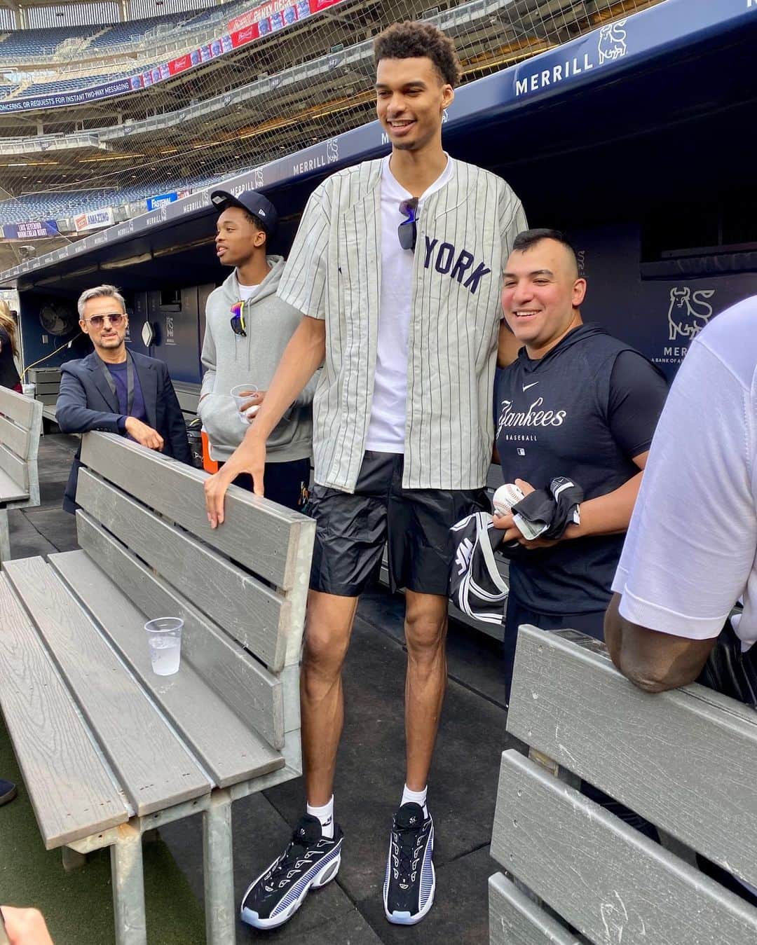 Nice Kicksさんのインスタグラム写真 - (Nice KicksInstagram)「@wemby hit Yankee Stadium ahead of the 2023 NBA Draft to throw the first pitch and rocked Drake’s upcoming Nike NOCTA Glide 👽⚾️ Look how small the baseball is in his hands 😳  📸: @joon」6月21日 8時32分 - nicekicks